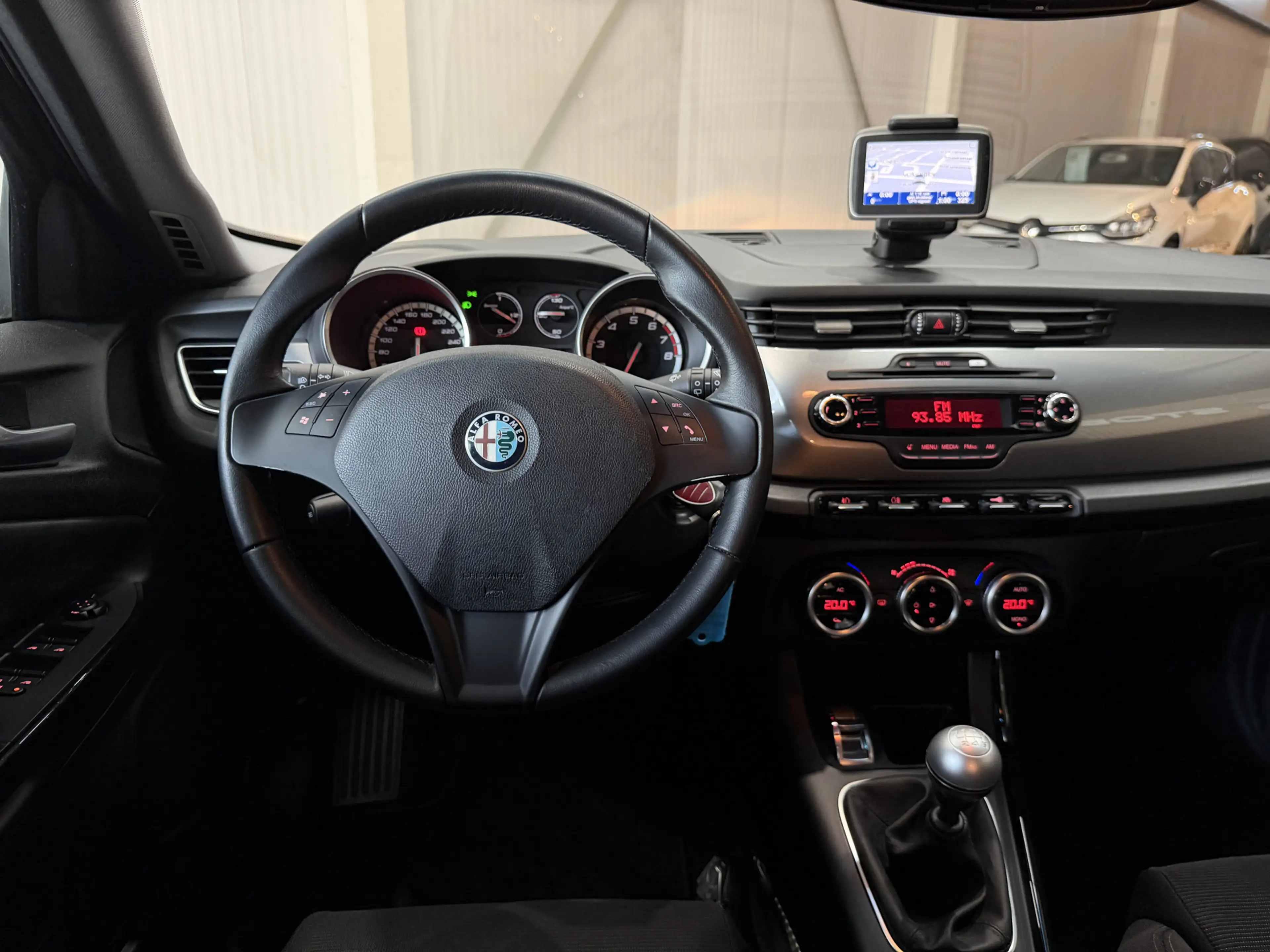 Alfa Romeo Giulietta 1.4 T Distinctive Clima | Navi | Cruise control | — photo 32