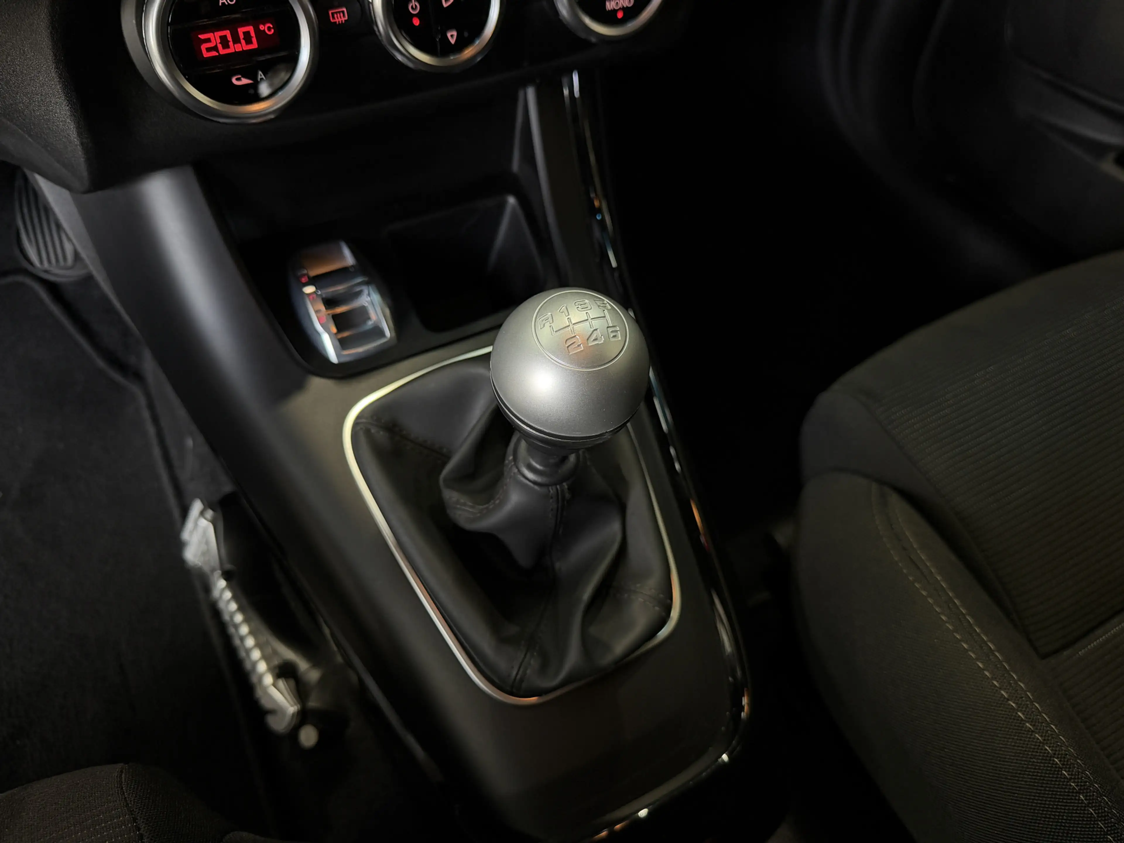 Alfa Romeo Giulietta 1.4 T Distinctive Clima | Navi | Cruise control | — photo 26