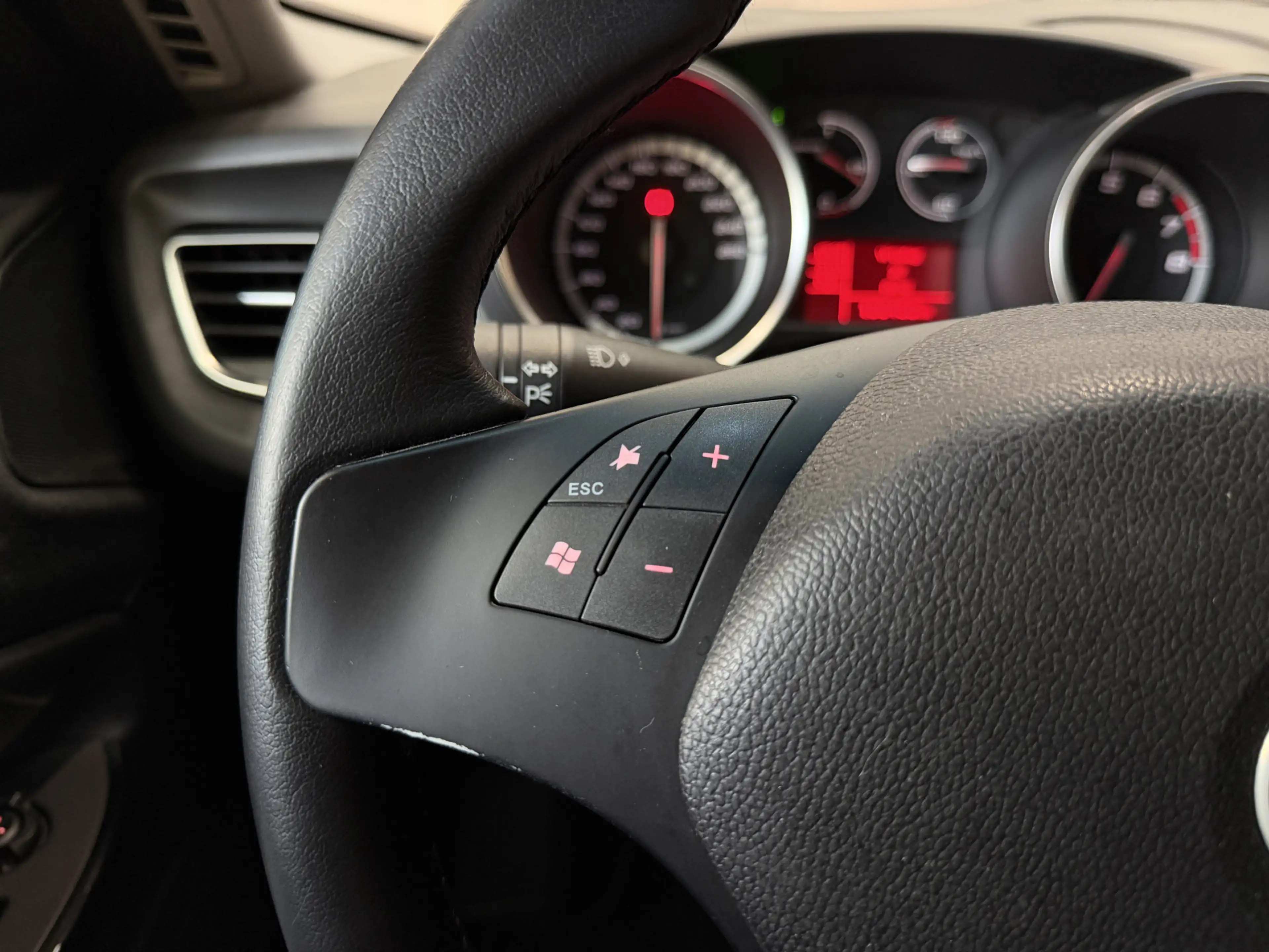 Alfa Romeo Giulietta 1.4 T Distinctive Clima | Navi | Cruise control | — photo 38