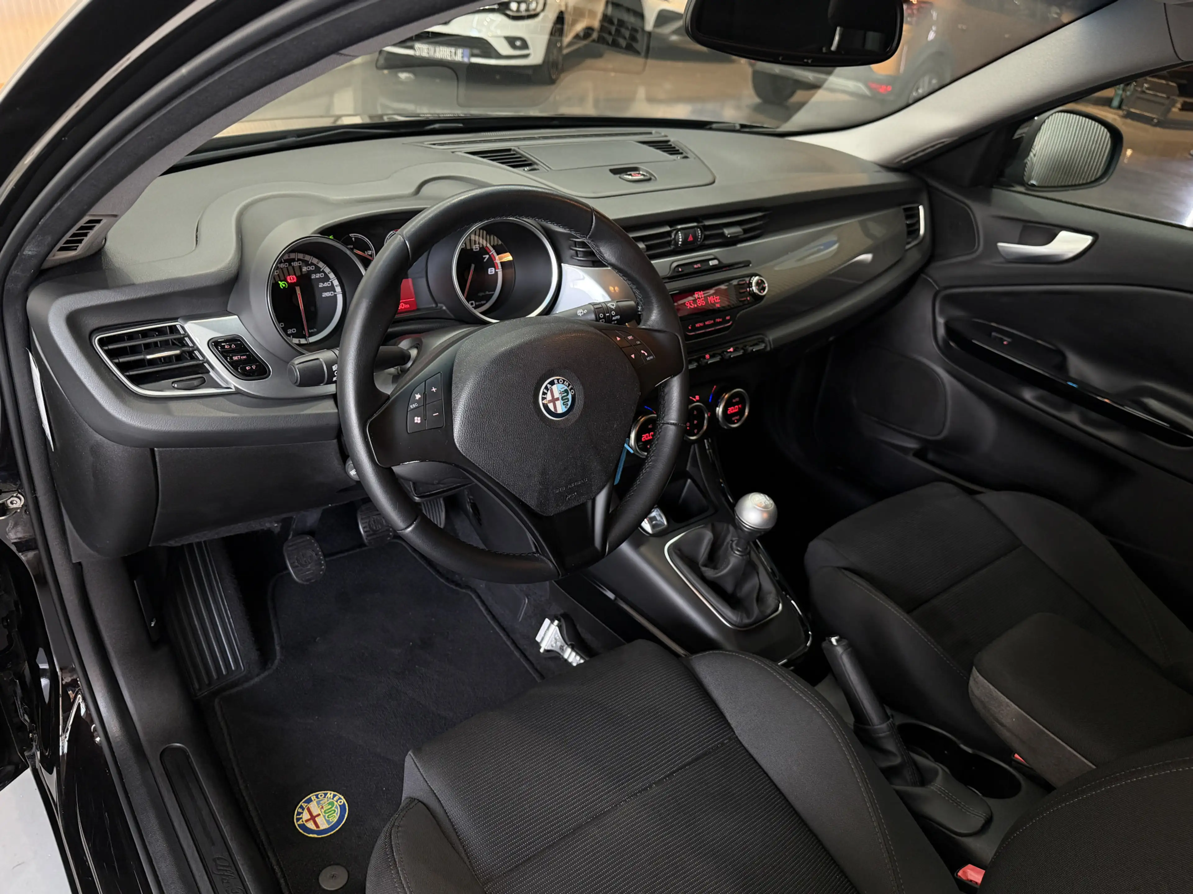 Alfa Romeo Giulietta 1.4 T Distinctive Clima | Navi | Cruise control | — photo 4