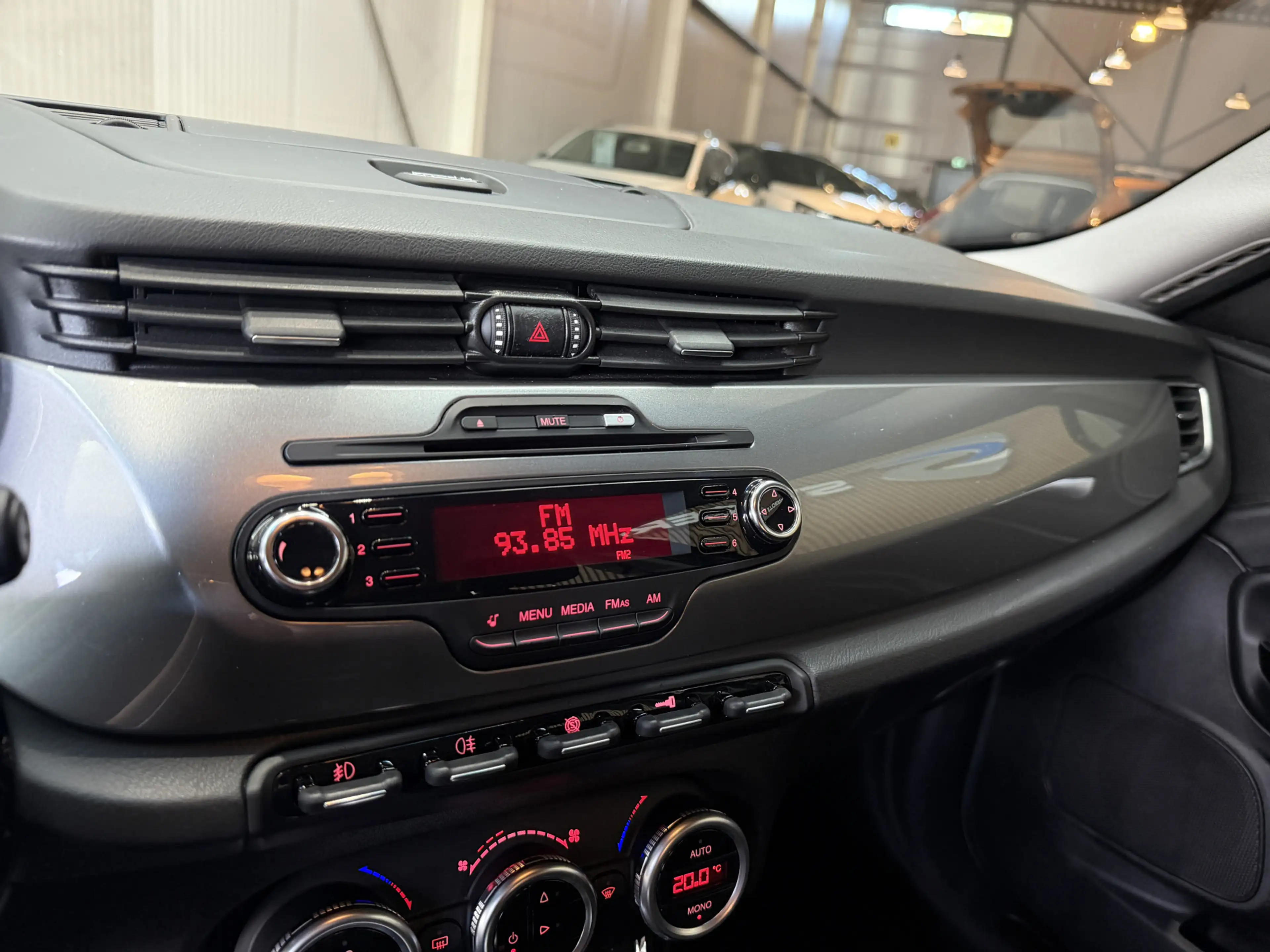 Alfa Romeo Giulietta 1.4 T Distinctive Clima | Navi | Cruise control | — photo 18