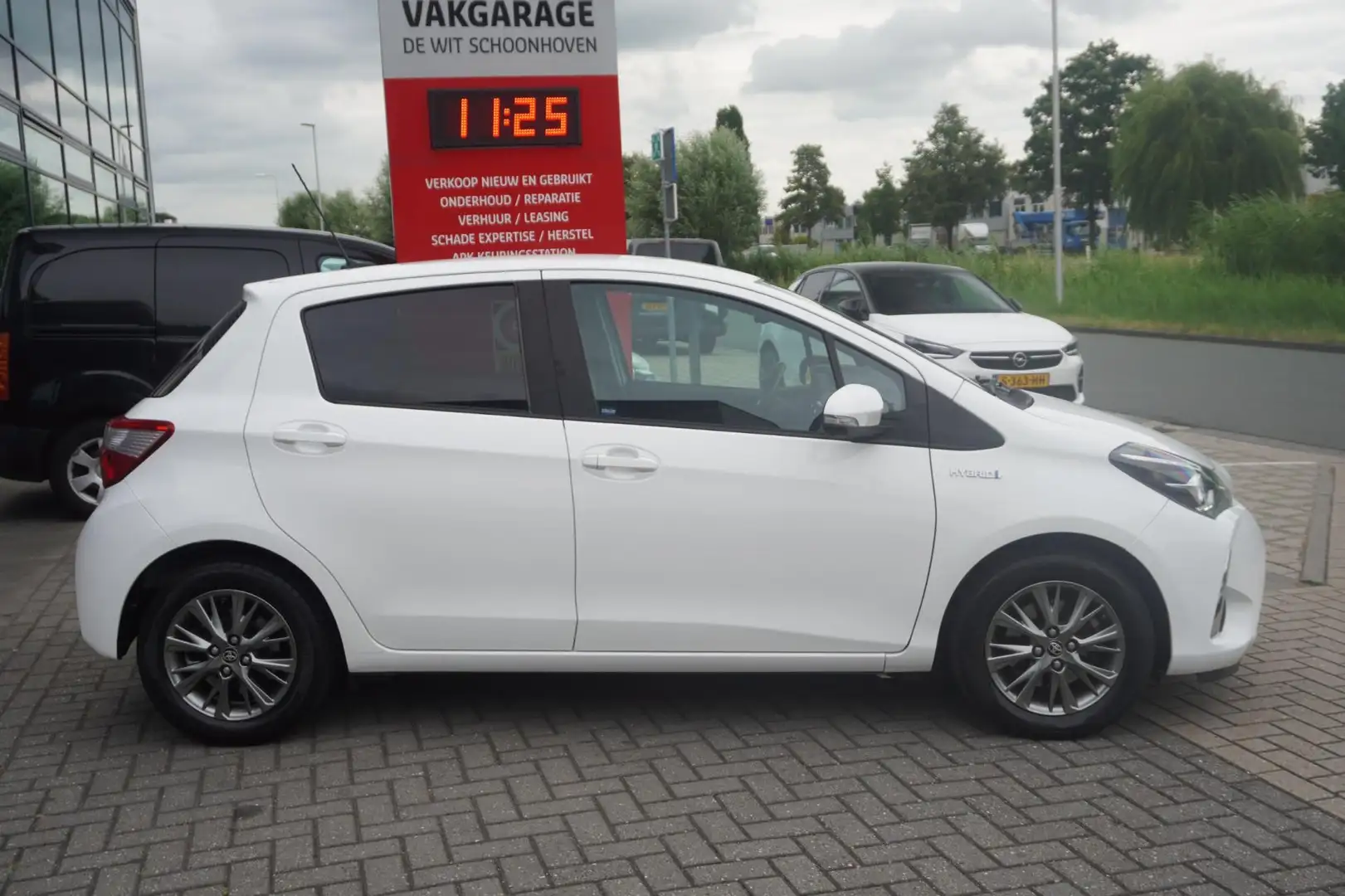 Toyota Yaris 1.5 Hybrid Dynamic / Dealer onderhouden / Cruise Bianco - 2