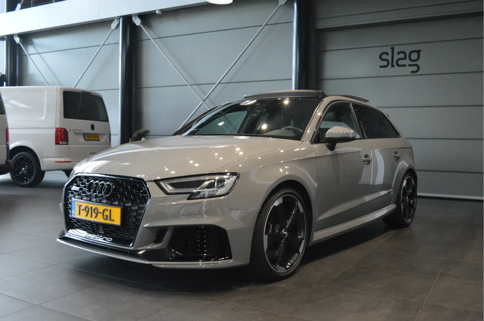 Audi RS3 A3 Sportback 2.5 TFSI quattro leer pano B&O camera Grijs - 2