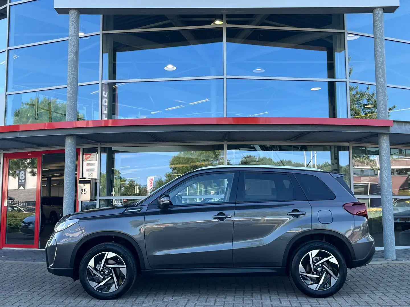 Suzuki Vitara 1.5 Hybrid Style | Navigatie | Camera | Trekhaak | Grijs - 2