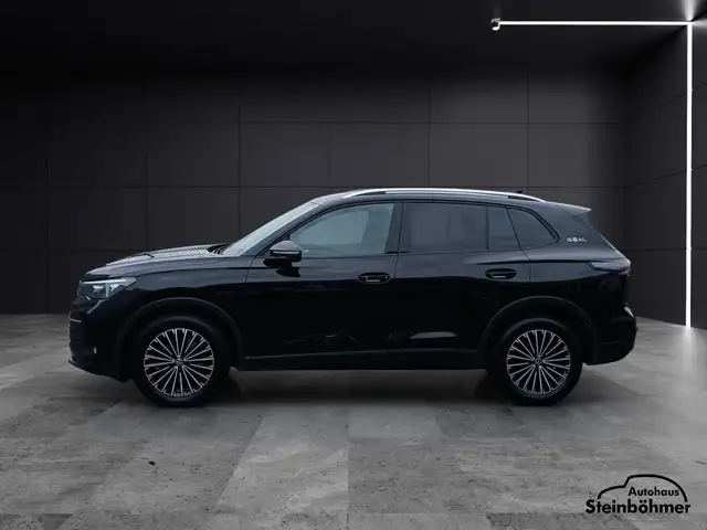 Volkswagen Tiguan view 3