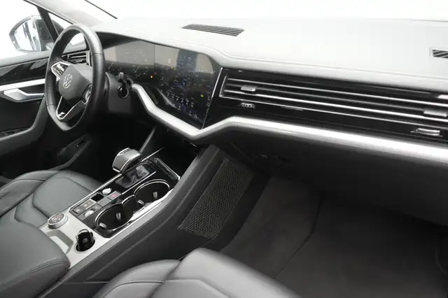 Volkswagen Touareg view 7