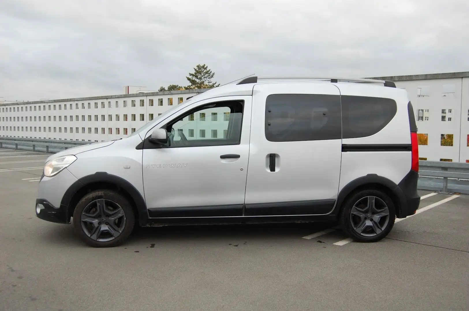 Dacia Dokker Stepway 1.2 .116-PS.Klima,Navi,AHK,Kamera Plateado - 1