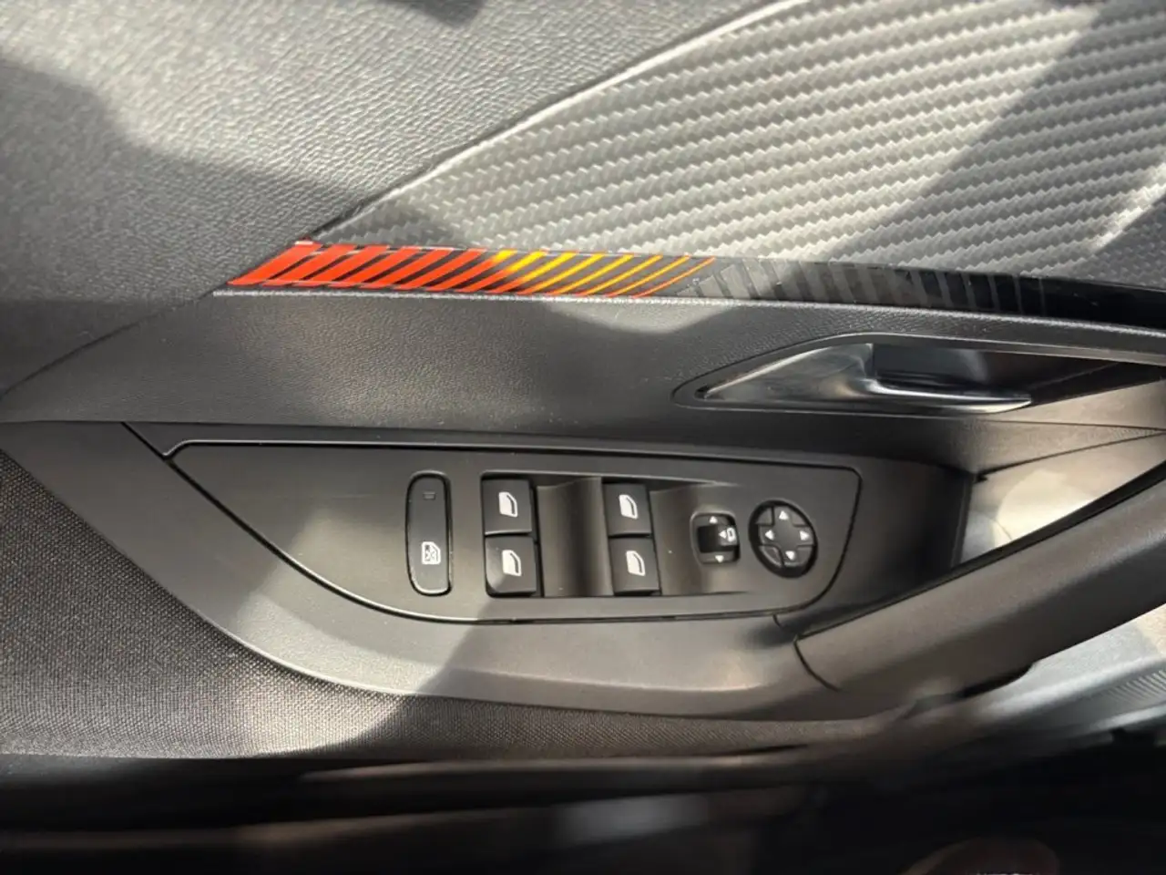 Peugeot E-2008 50kWh Active Pack, миниатюра 18