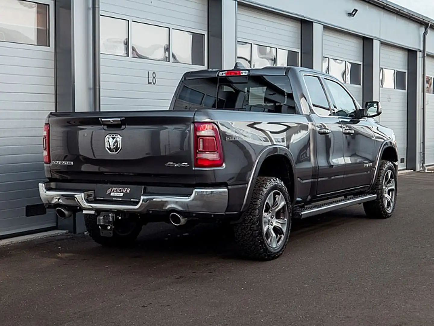 Dodge RAM RAM 1500 Laramie Quad Cab 6'4''-Bed 5,7 L V8 AT... Gris - 2