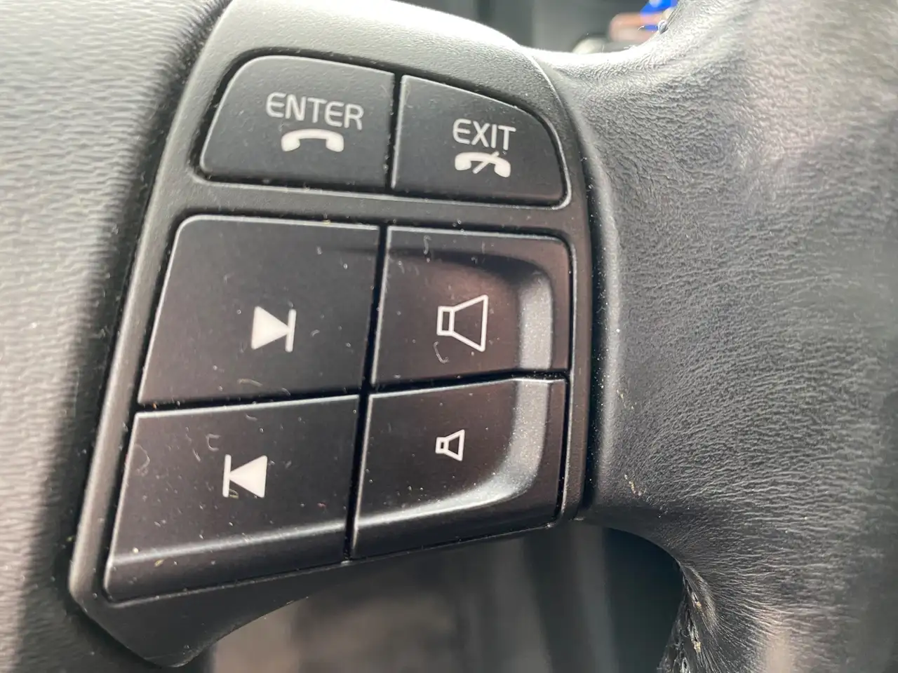 VOLVO V70 2.5T 200ch - VOLANT EN CUIR