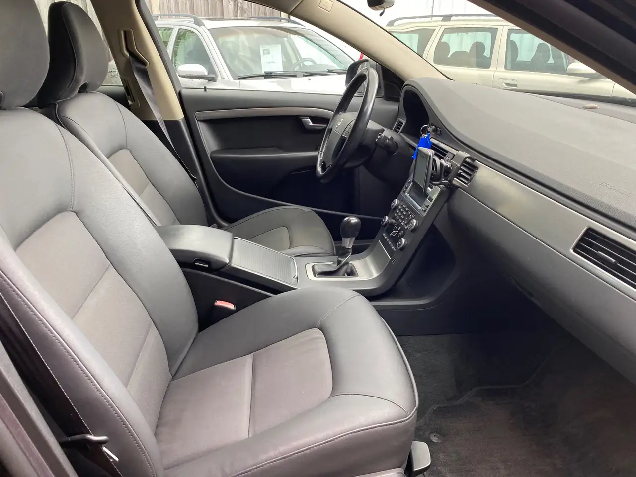 VOLVO V70 2.5T 200ch - VOLANT EN CUIR