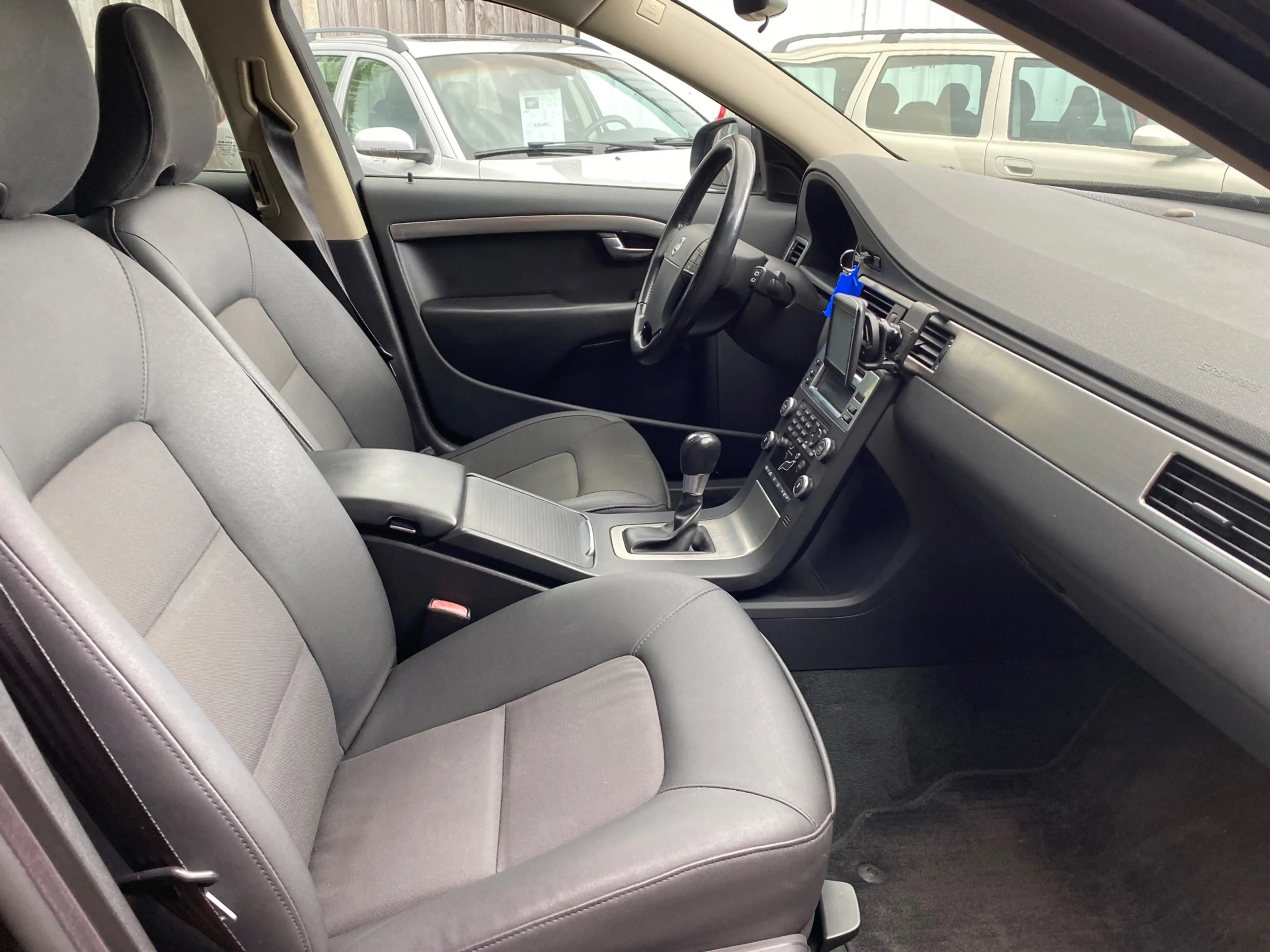 Volvo V70 2.5T Kinetic 200PK — photo 8
