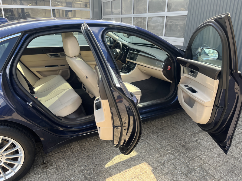 Jaguar XF 2.0d Prestige Airco Cruise controle Stuurwielbedie — photo 8
