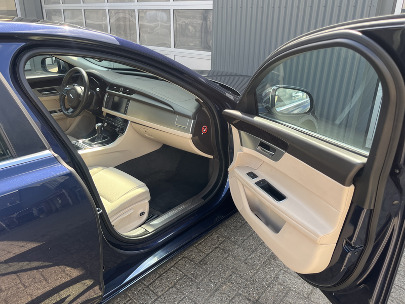 Jaguar XF 2.0d Prestige Airco Cruise controle Stuurwielbedie — photo 22