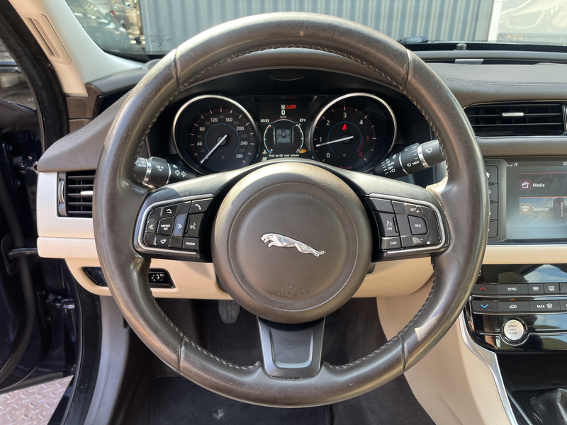 Jaguar XF 2.0d Prestige Airco Cruise controle Stuurwielbedie — photo 11