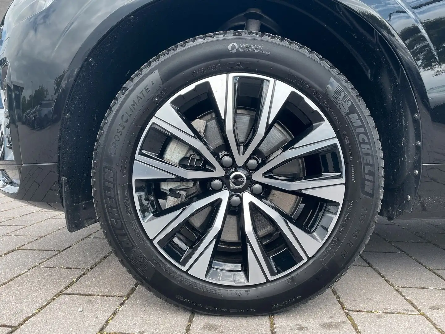 Volvo XC60 B5 AWD Mild-Hybrid Plus Dark AHK ACC BLIS Schwarz - 2