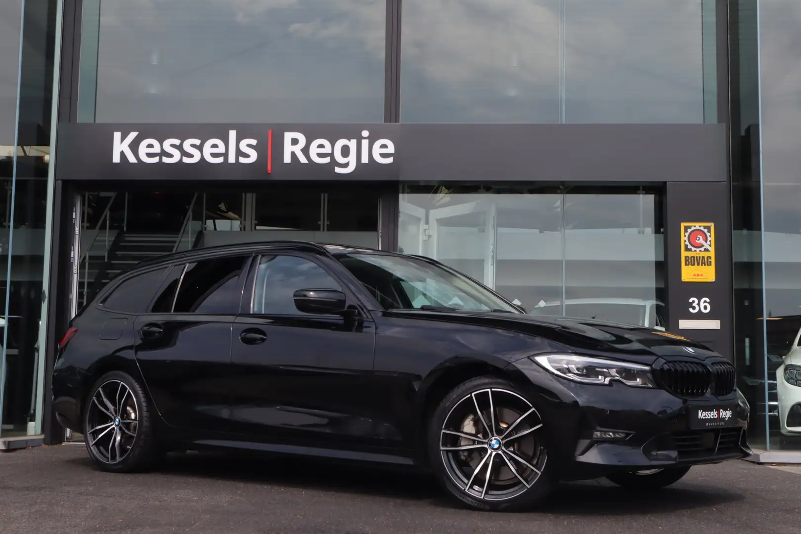 BMW 330 3-serie Touring 330e Sport Line Panoramadak Live C Zwart - 2