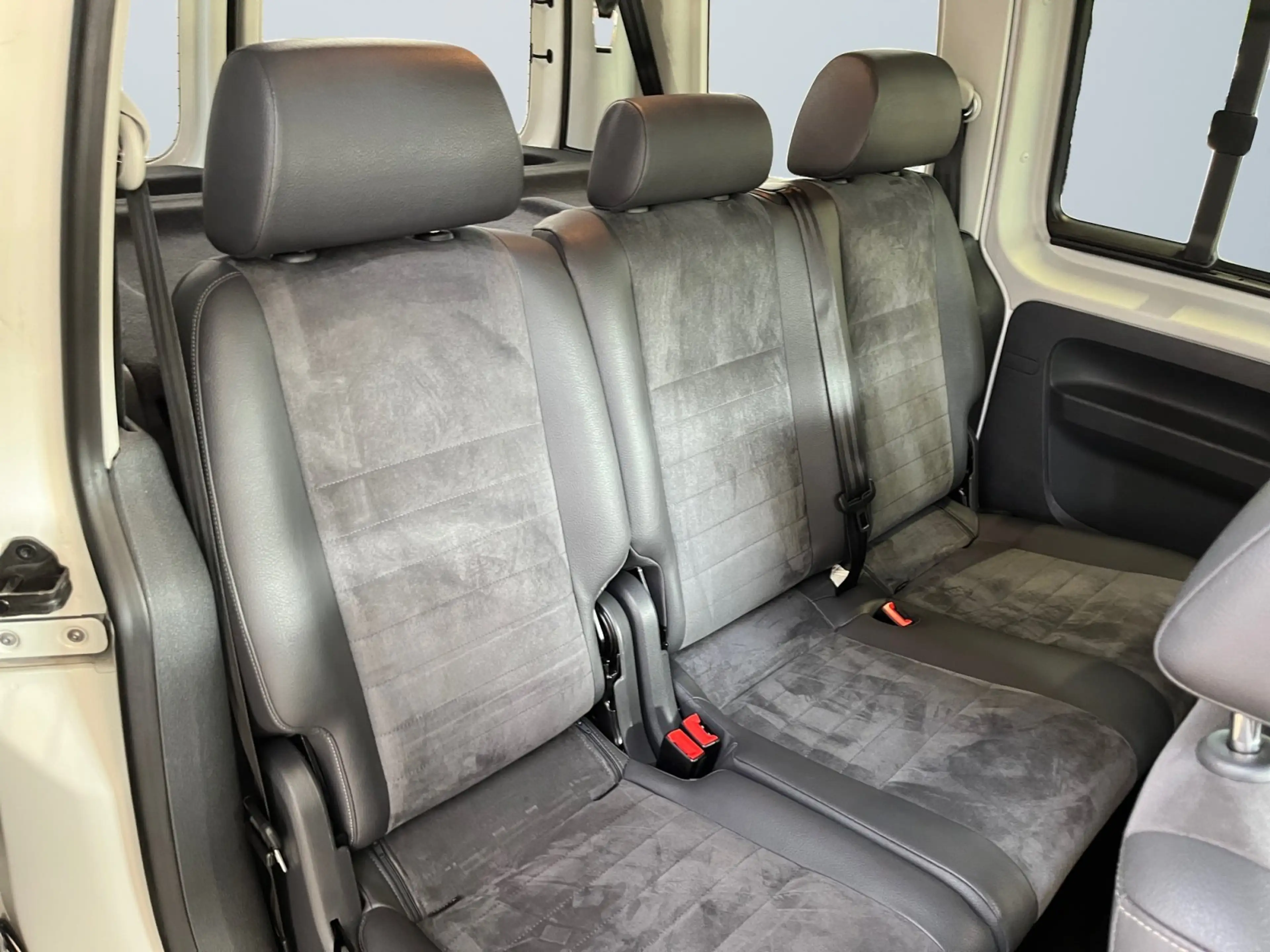Volkswagen Caddy Kombi Highline 2.0 TDI DSG 7Sitzer BiXenon — photo 11