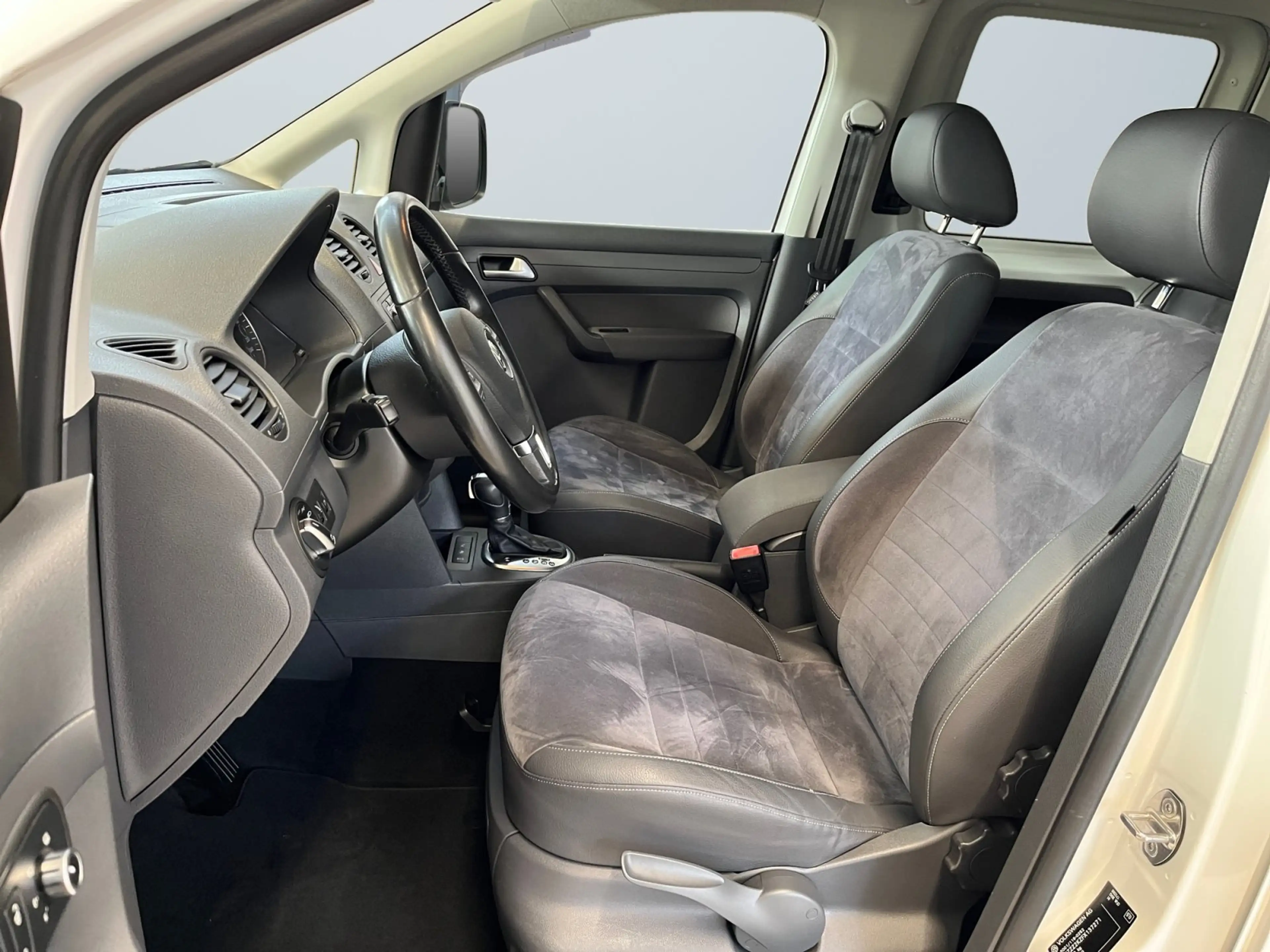 Volkswagen Caddy Kombi Highline 2.0 TDI DSG 7Sitzer BiXenon — photo 7