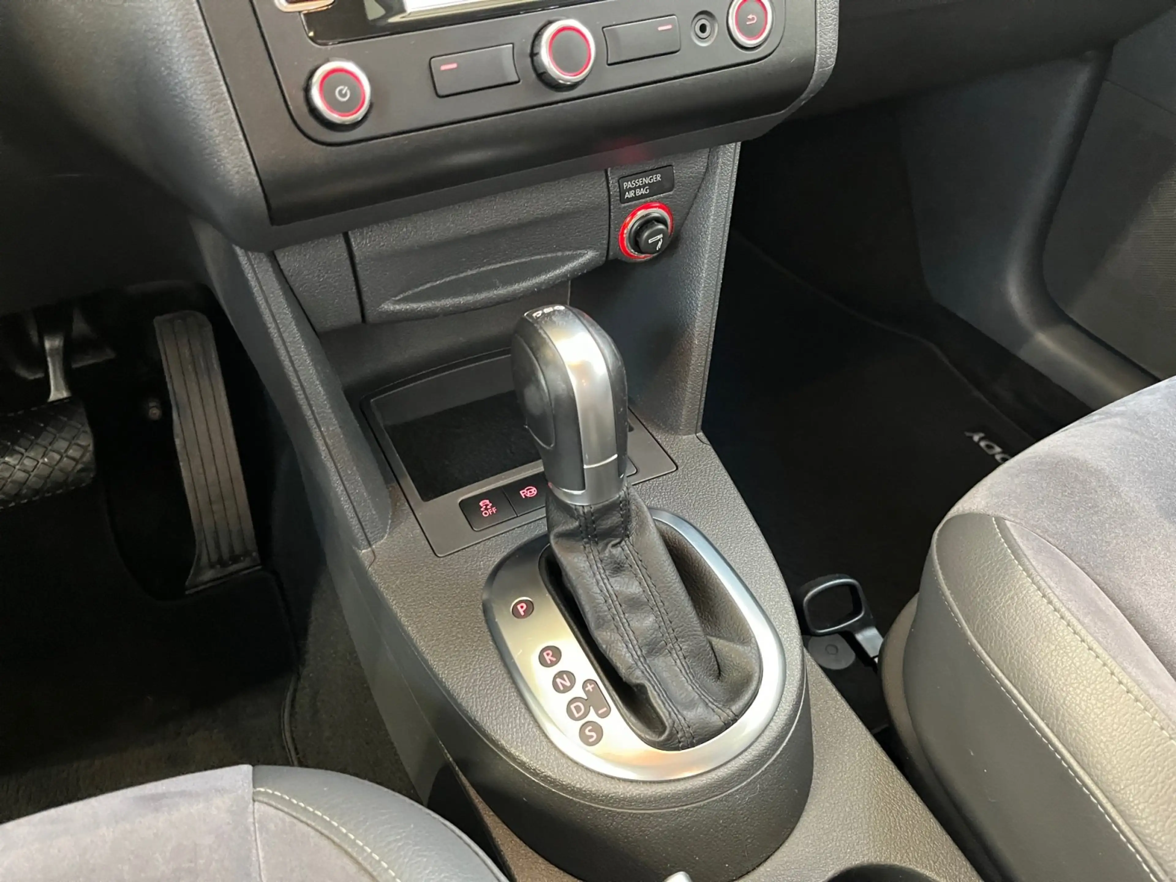 Volkswagen Caddy Kombi Highline 2.0 TDI DSG 7Sitzer BiXenon — photo 9