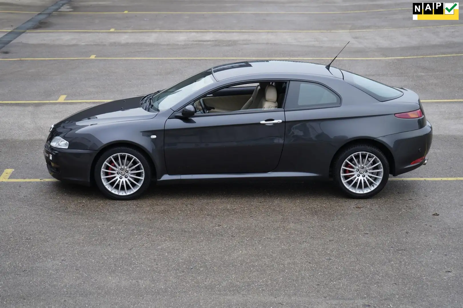 Alfa Romeo GT 2.0 JTS Distinctive Grijs - 1