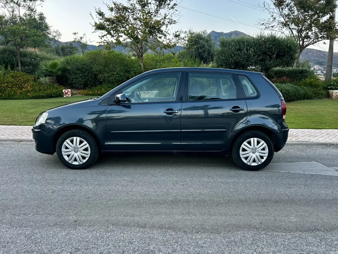 Volkswagen Polo 1.4TDI Advance 80 Gris - 2