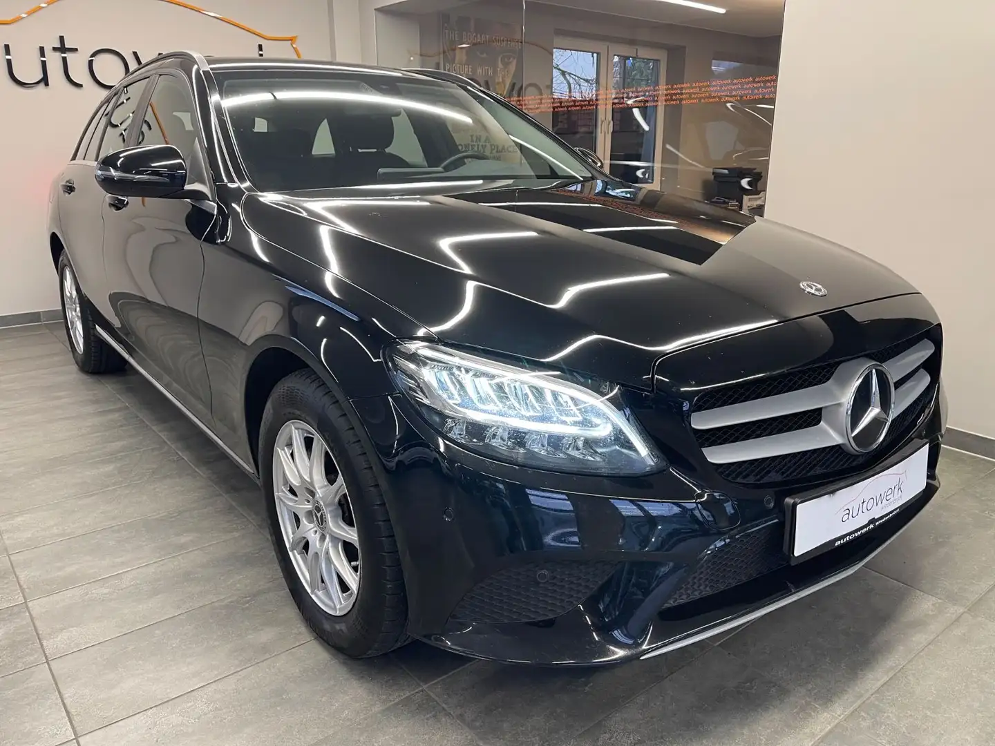 Mercedes-Benz C 180 T d*1HD/9G/LED/Navi/ALU/Sitzhzg/TÜVNEU/TOP Schwarz - 1