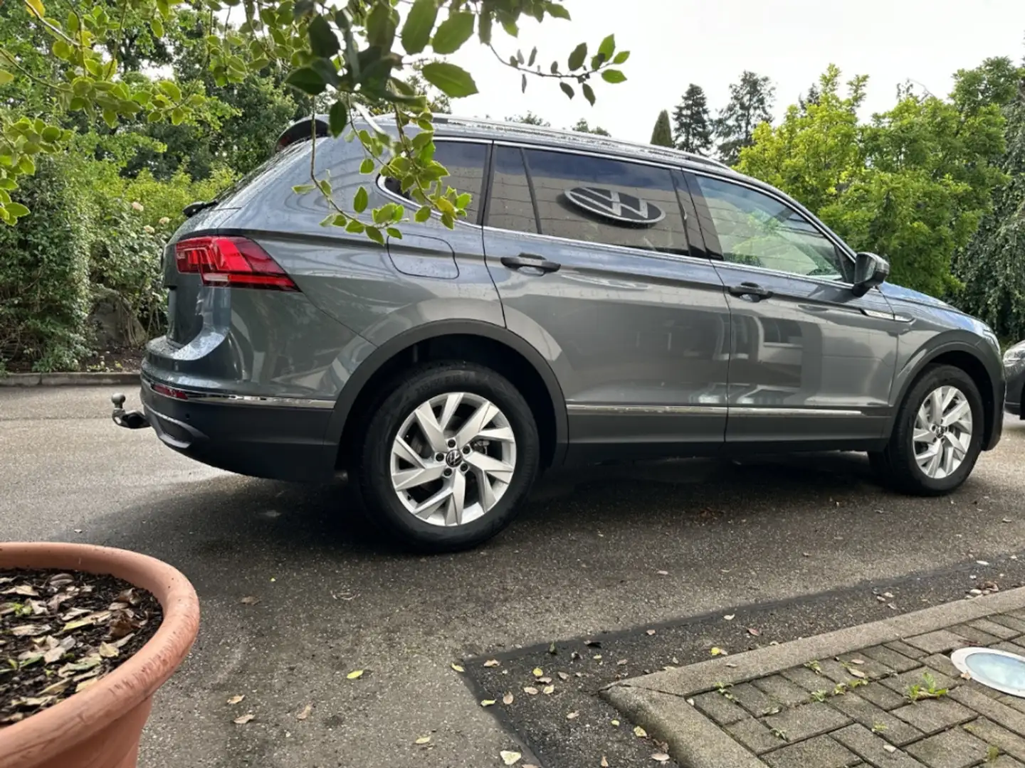 Volkswagen Tiguan Allspace Life 2.0 TDI DSG AHK Navi 7-Sitzer Grau - 2