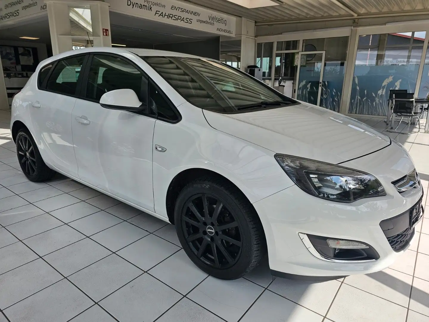 Opel Astra J Lim. 5-trg. Fun Weiß - 1