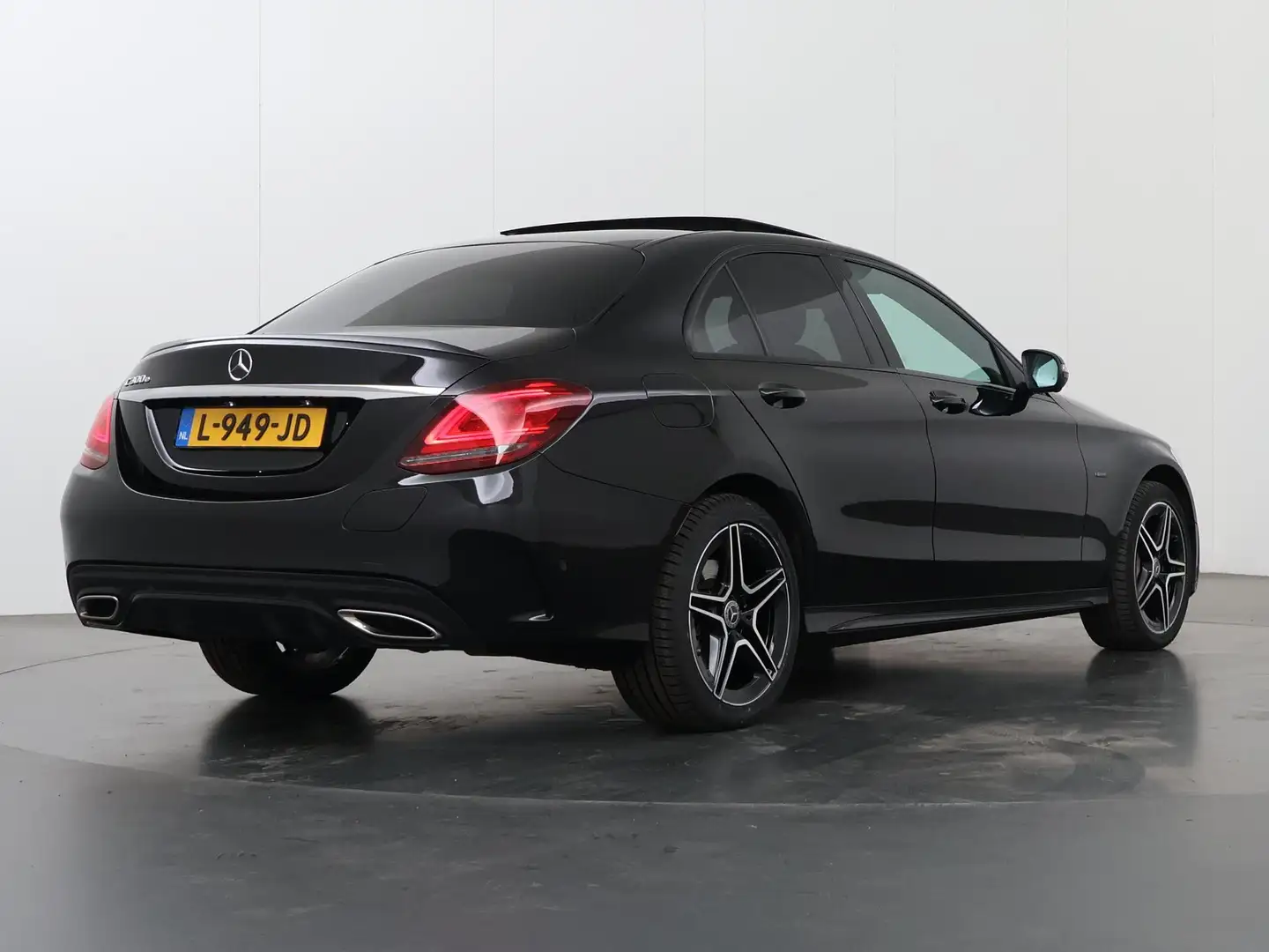 Mercedes-Benz C 300 e AMG Night Limited | Panoramadak | 360 graden cam Zwart - 2