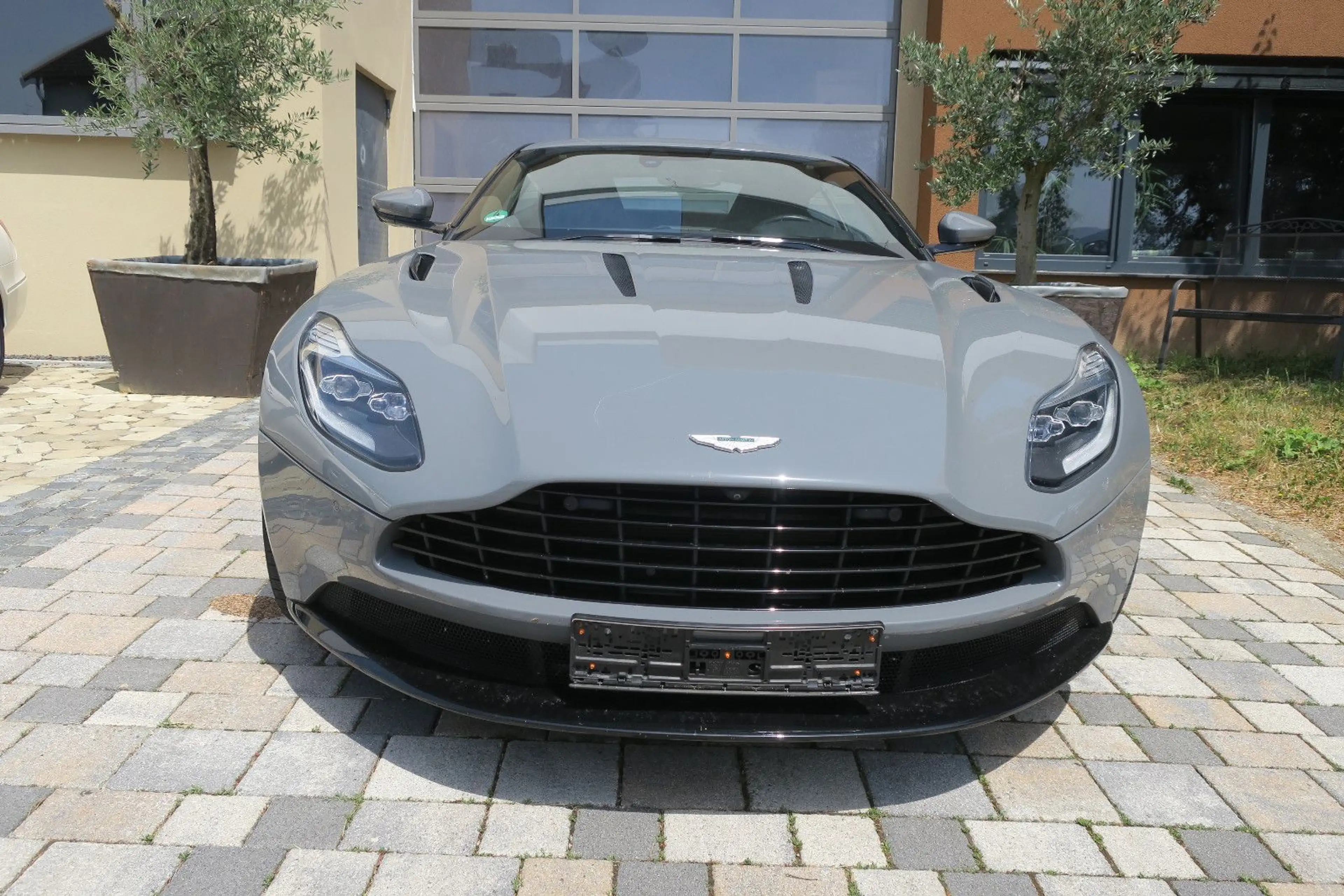Aston Martin DB11 5.2 V12 Launch Edition 21" Ultralight — photo 2