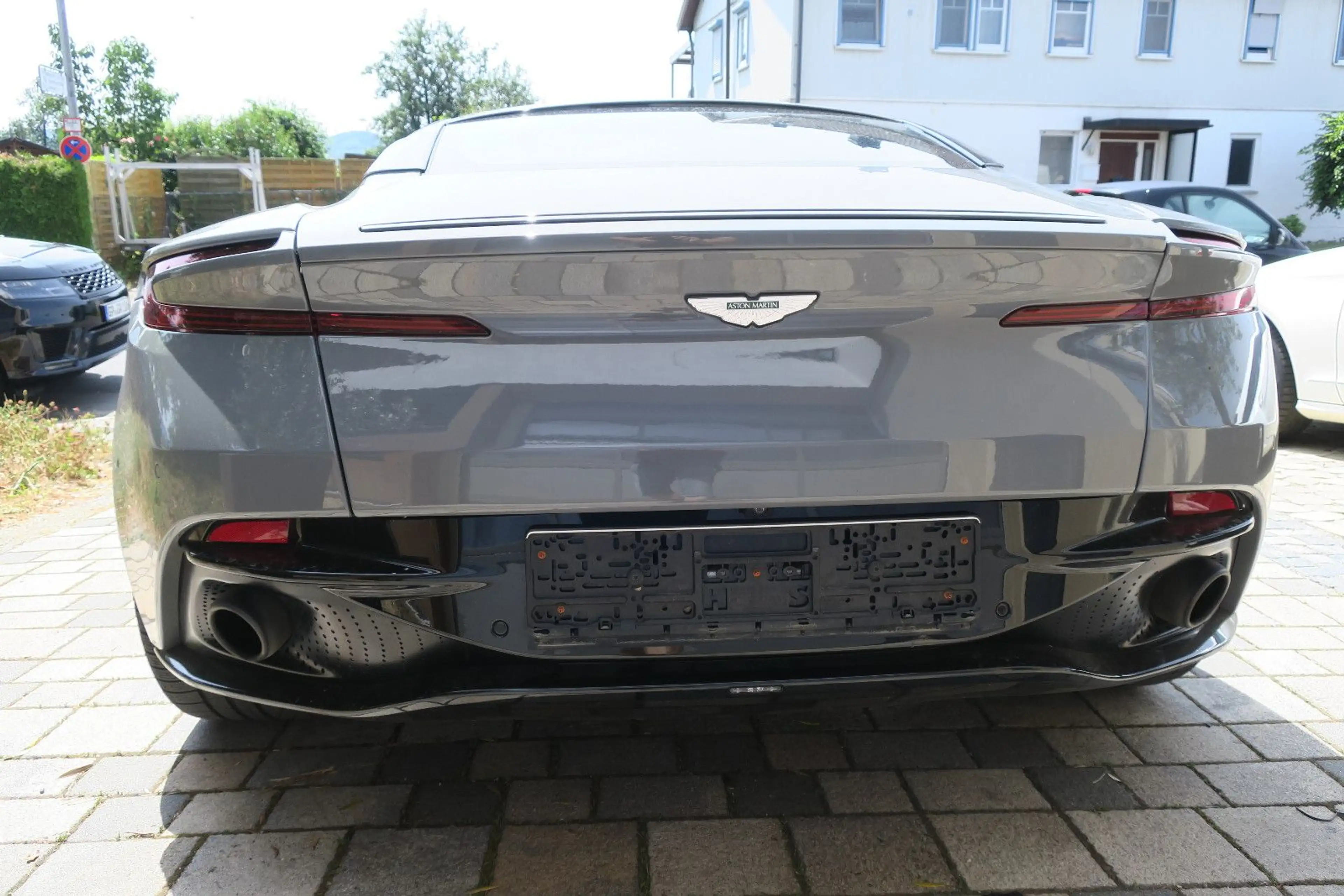 Aston Martin DB11 5.2 V12 Launch Edition 21" Ultralight — photo 10