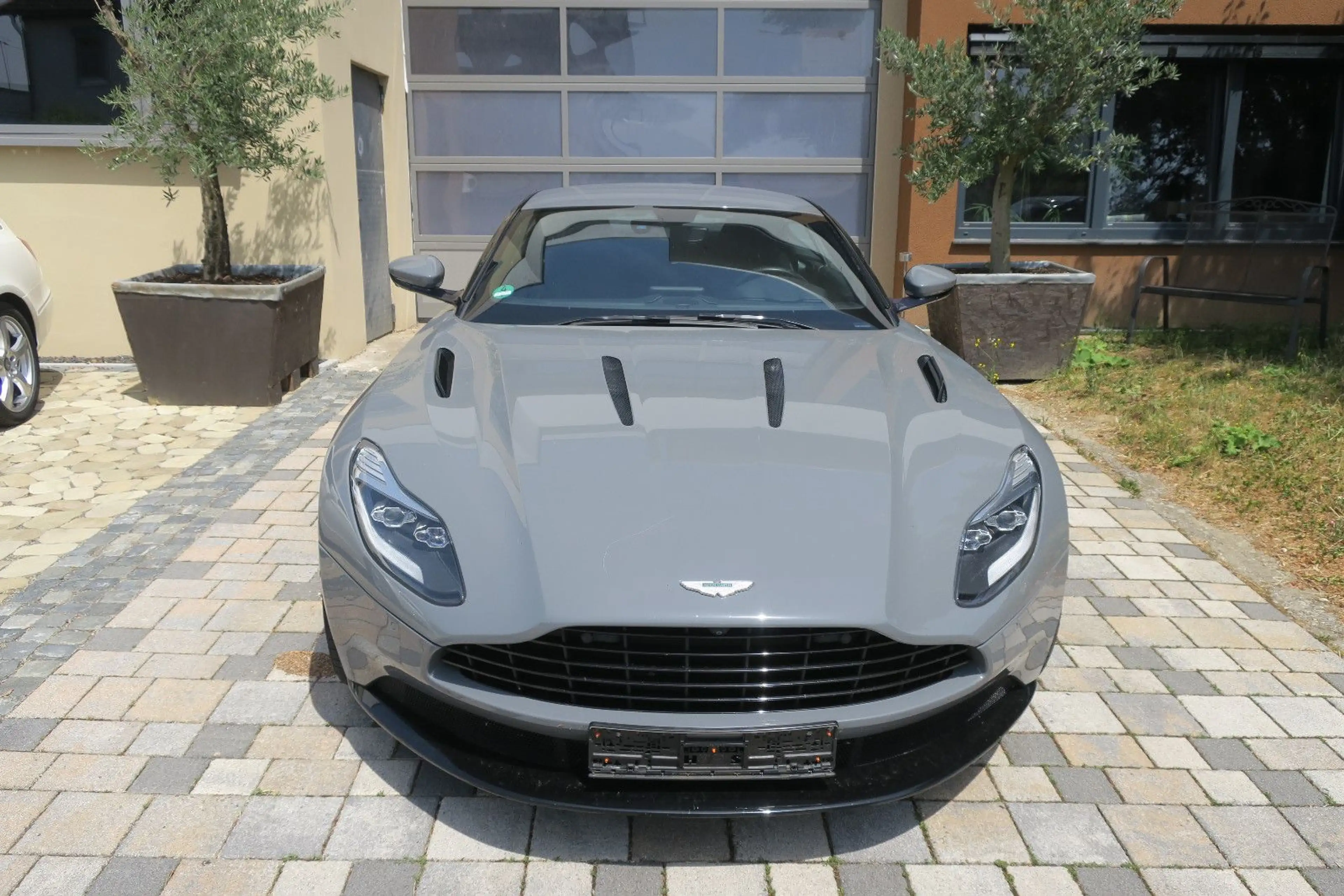 Aston Martin DB11 5.2 V12 Launch Edition 21" Ultralight — photo 3