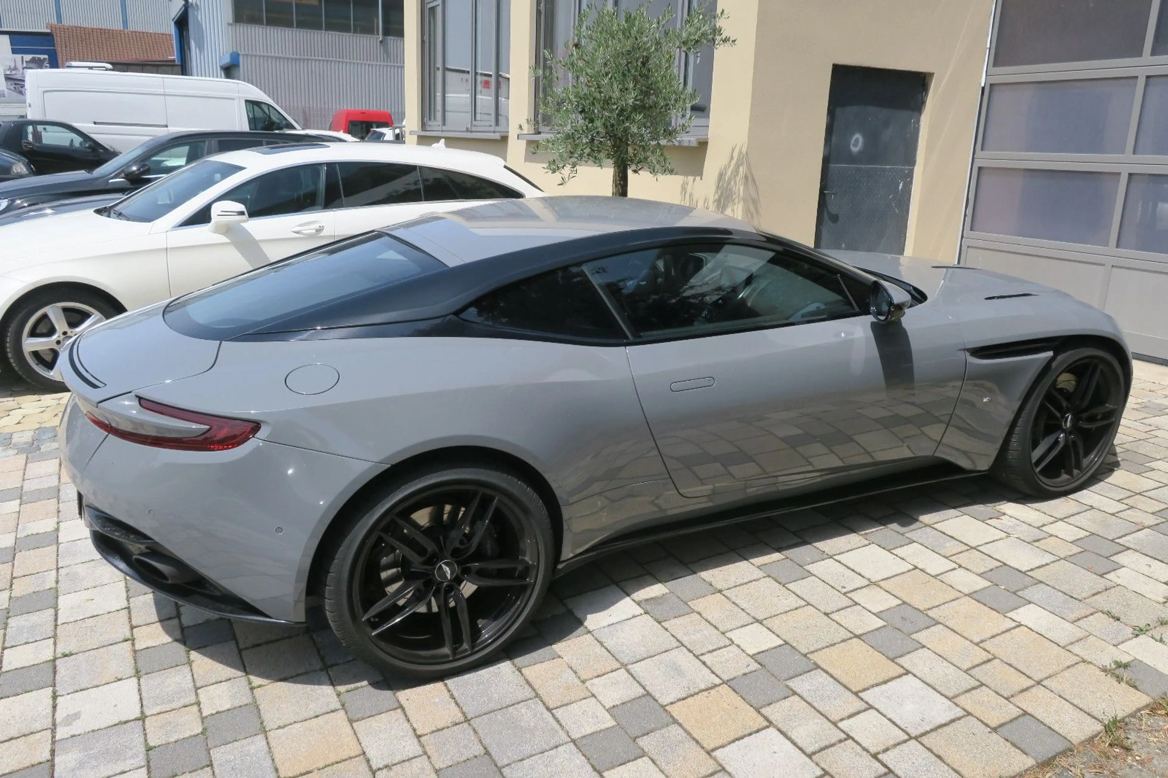 Aston Martin DB11 5.2 V12 Launch Edition 21" Ultralight — photo 12