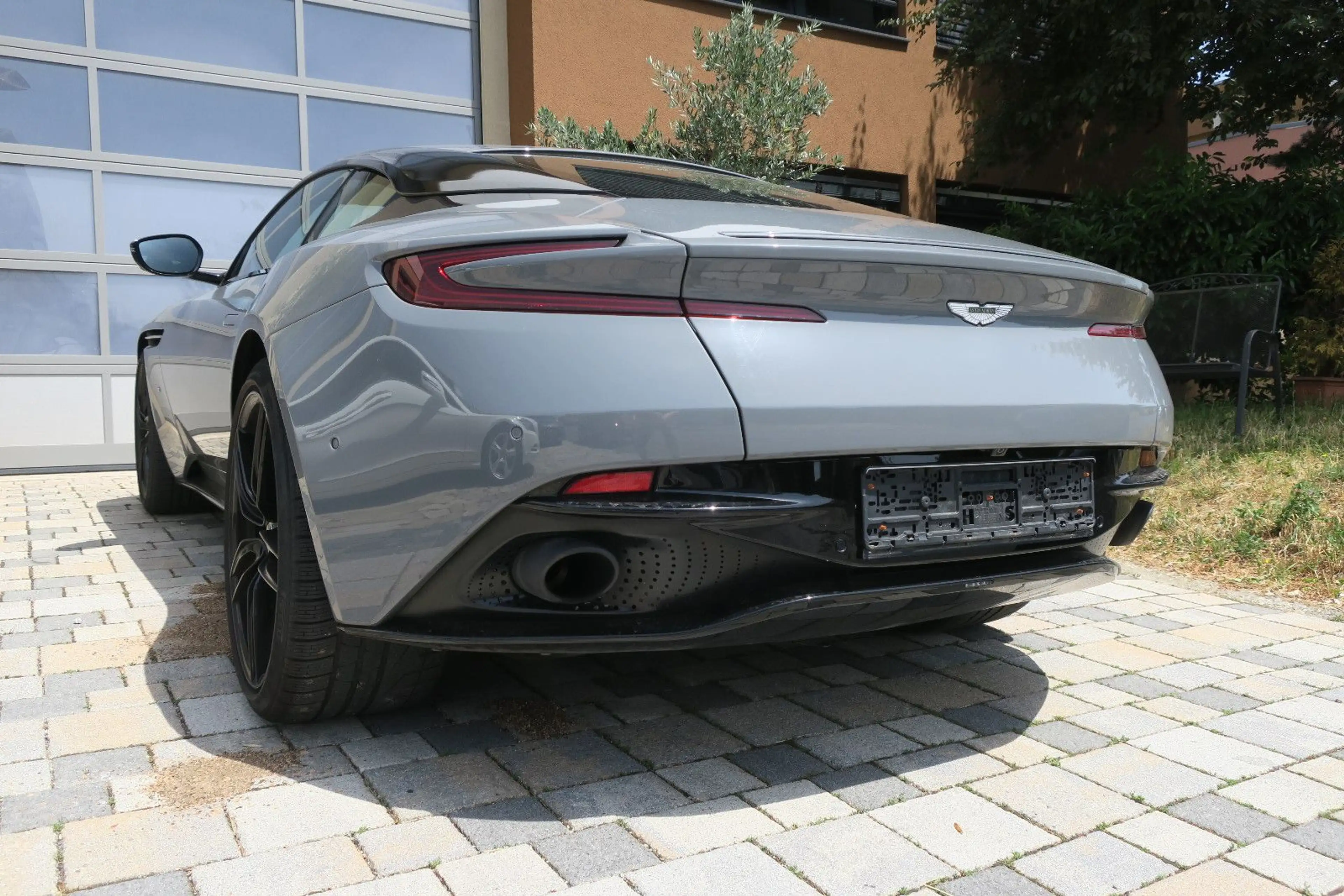 Aston Martin DB11 5.2 V12 Launch Edition 21" Ultralight — photo 7