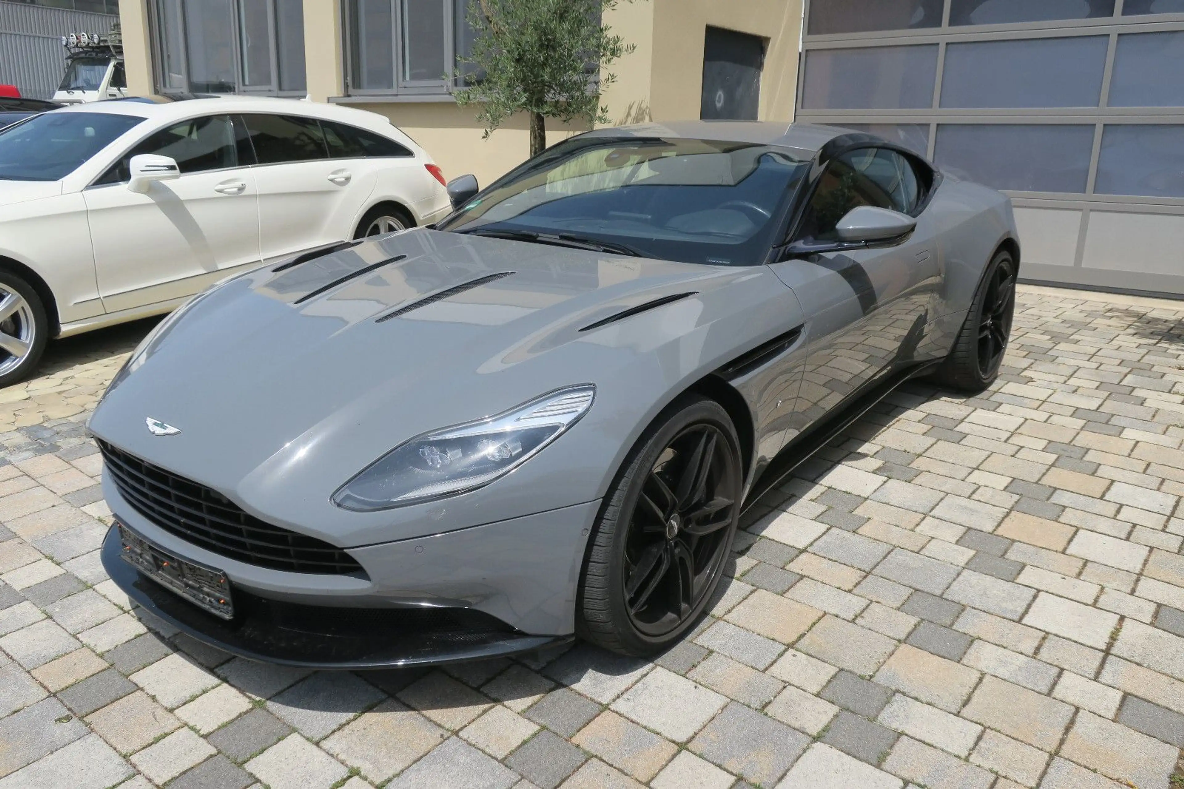 Aston Martin DB11 5.2 V12 Launch Edition 21" Ultralight — photo 4