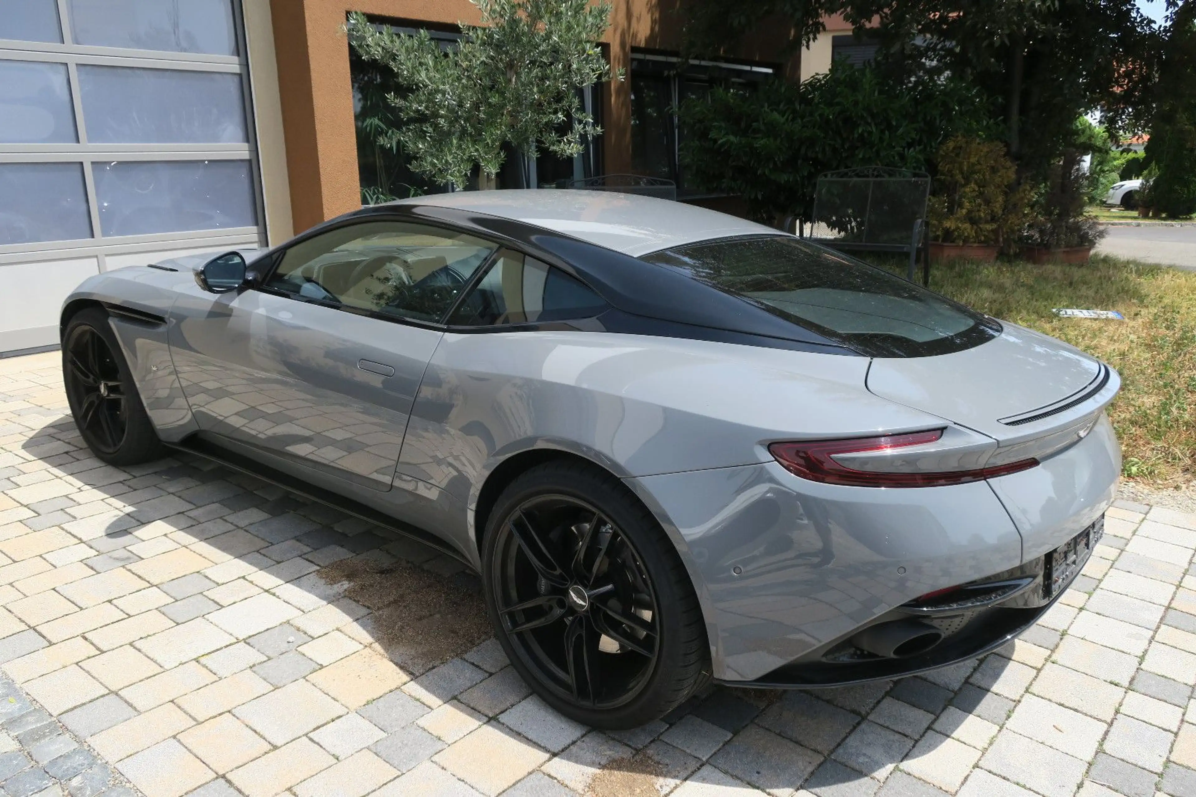 Aston Martin DB11 5.2 V12 Launch Edition 21" Ultralight — photo 6