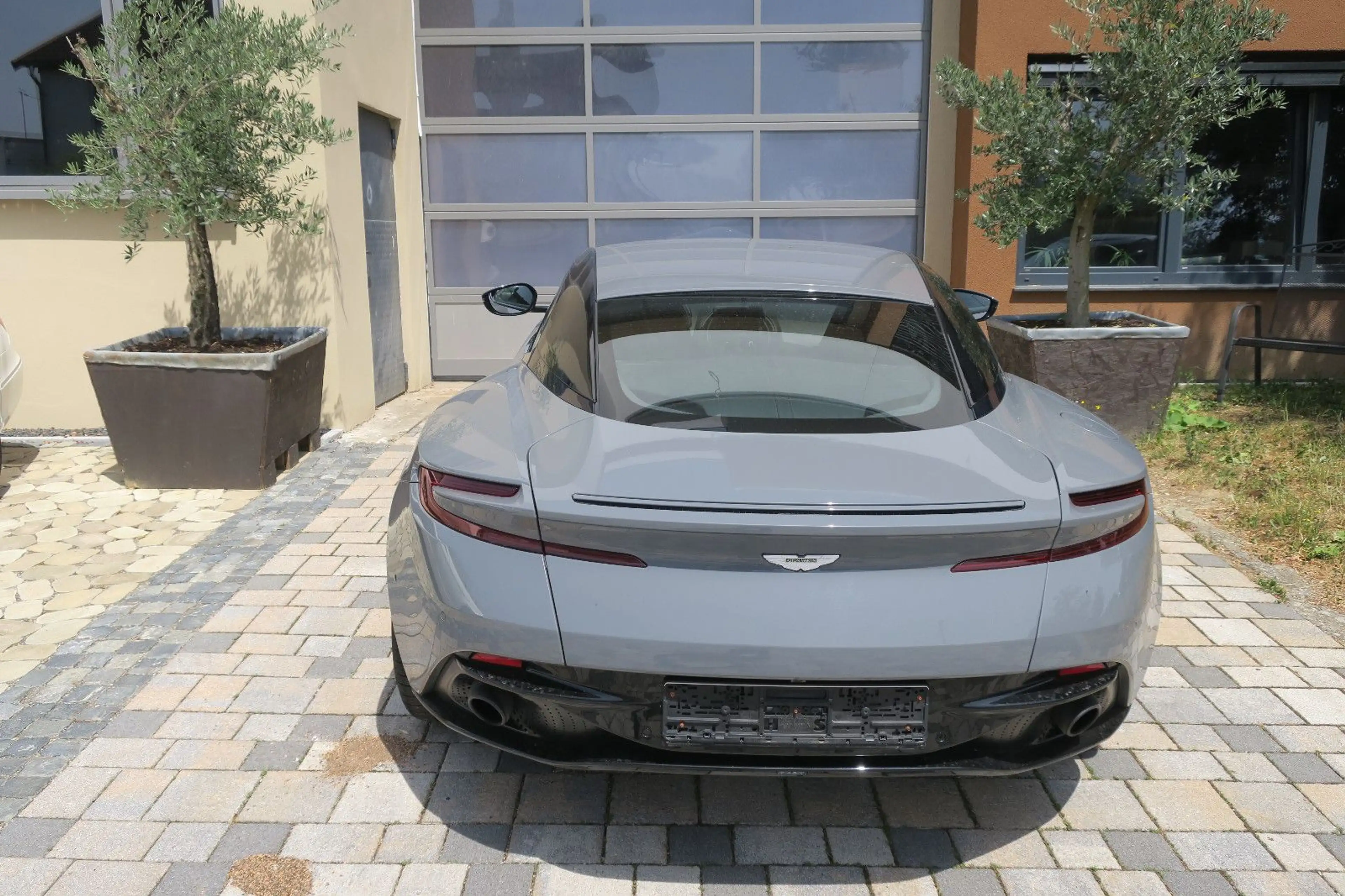 Aston Martin DB11 5.2 V12 Launch Edition 21" Ultralight — photo 9