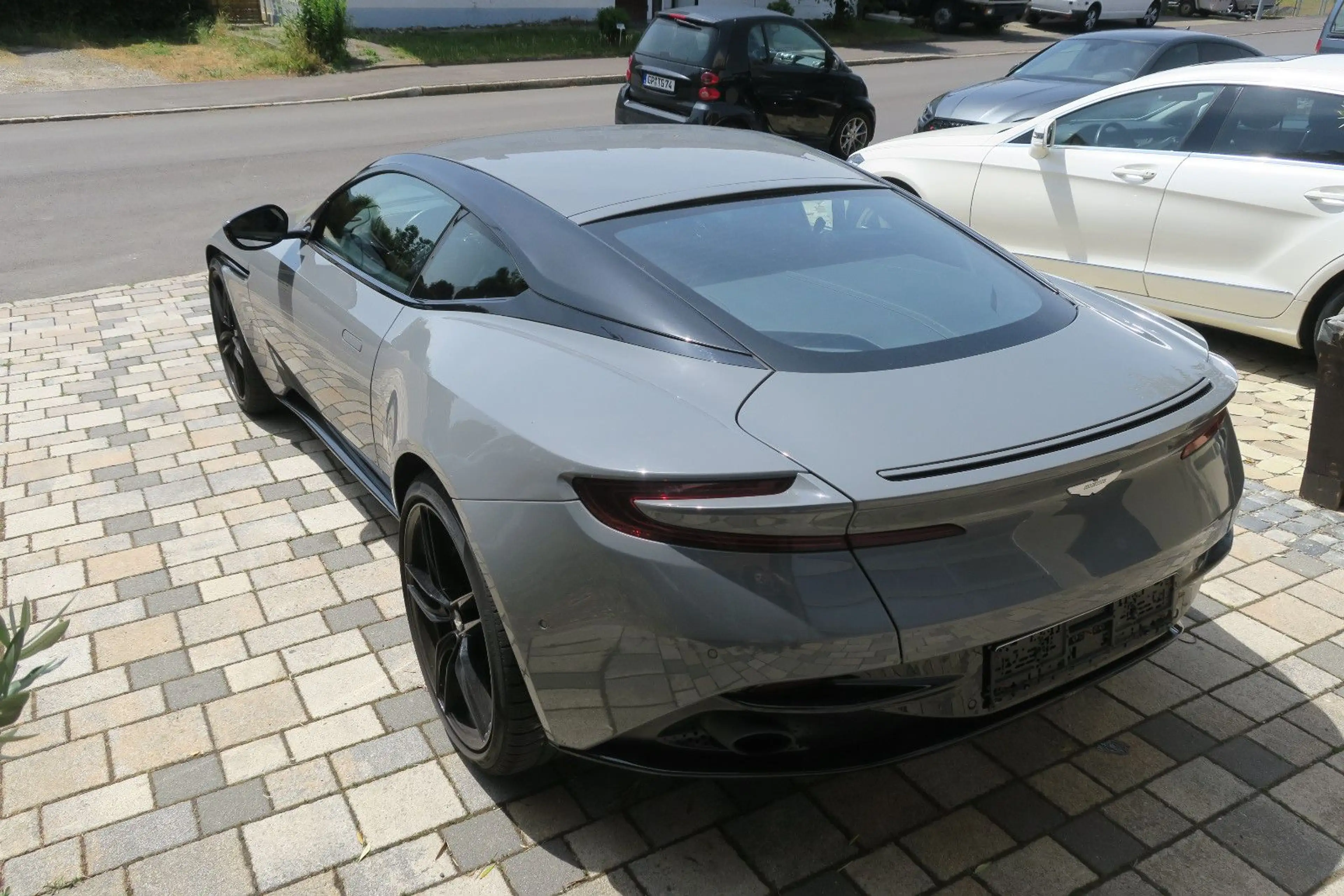 Aston Martin DB11 5.2 V12 Launch Edition 21" Ultralight — photo 8