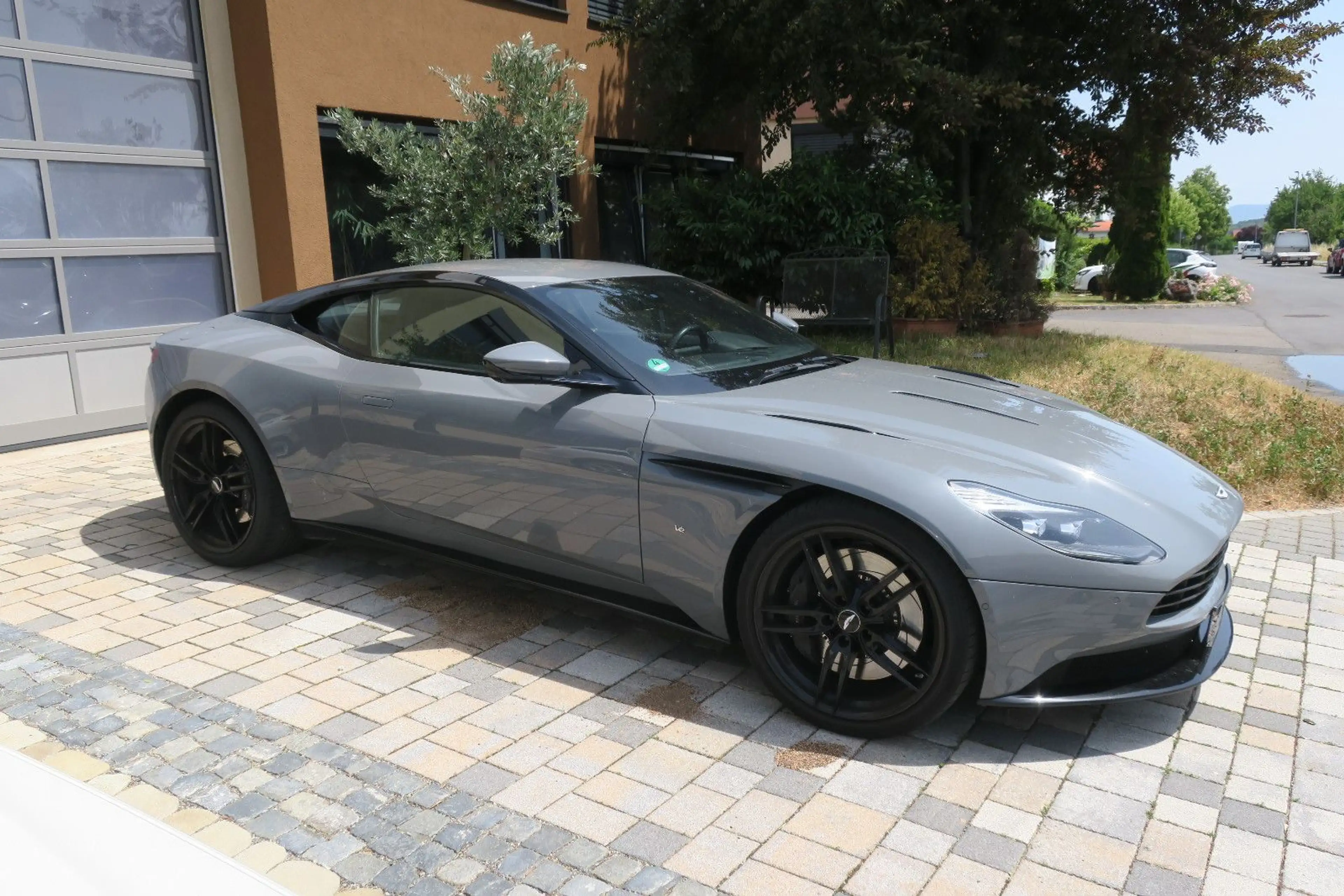 Aston Martin DB11 5.2 V12 Launch Edition 21" Ultralight — photo 14