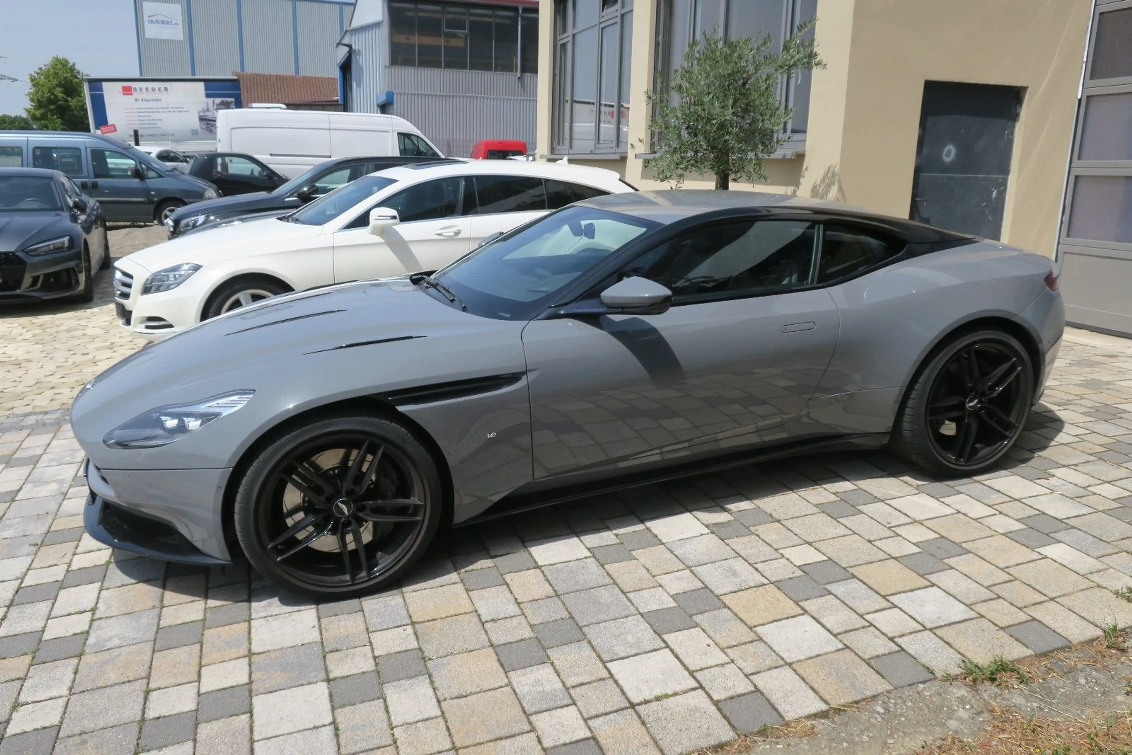 Aston Martin DB11 5.2 V12 Launch Edition 21" Ultralight — photo 5