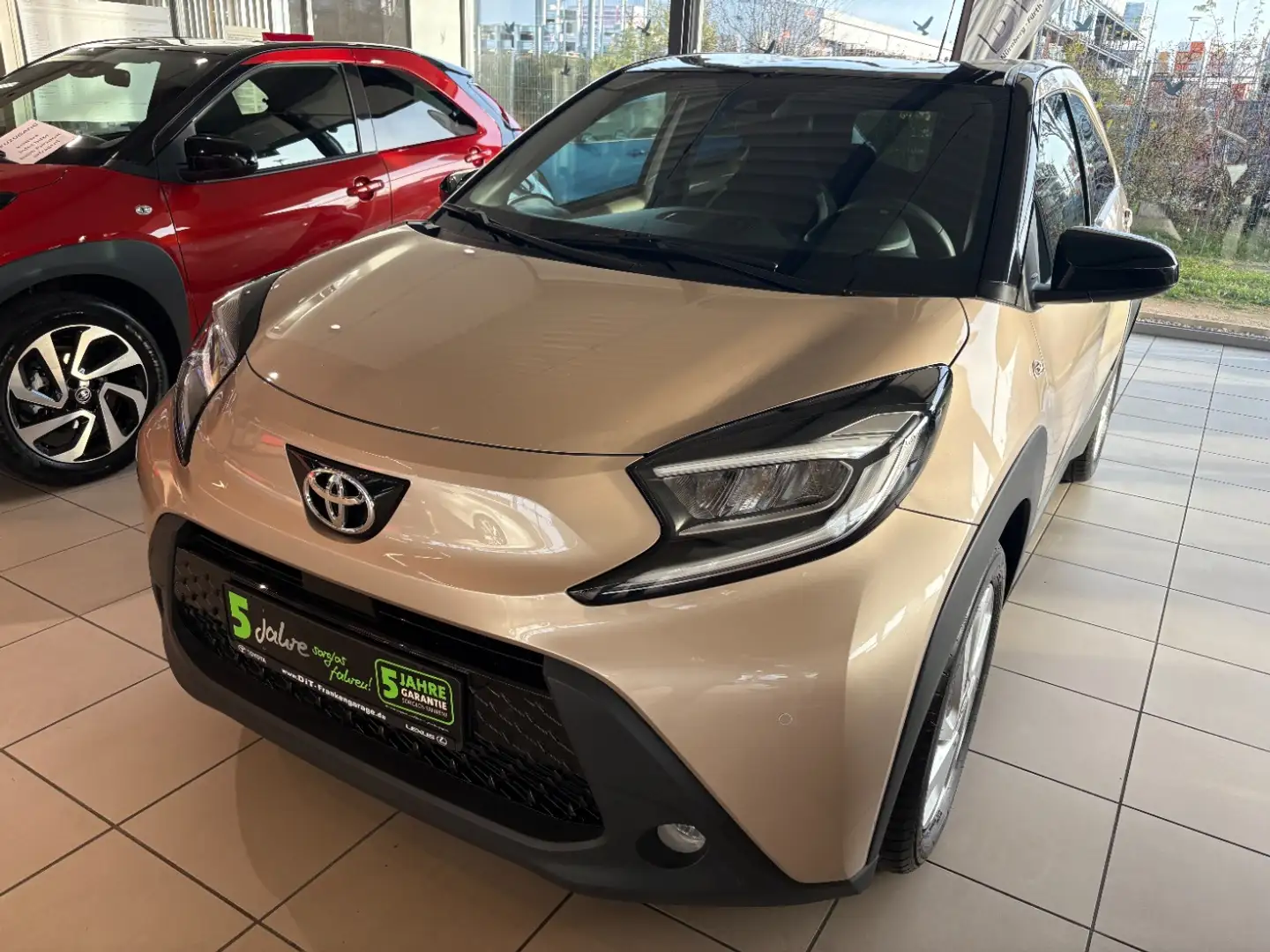 Toyota Aygo X 1.0 Pulse Kamera, SHZ, DAB, AppleCarPlay Beige - 2