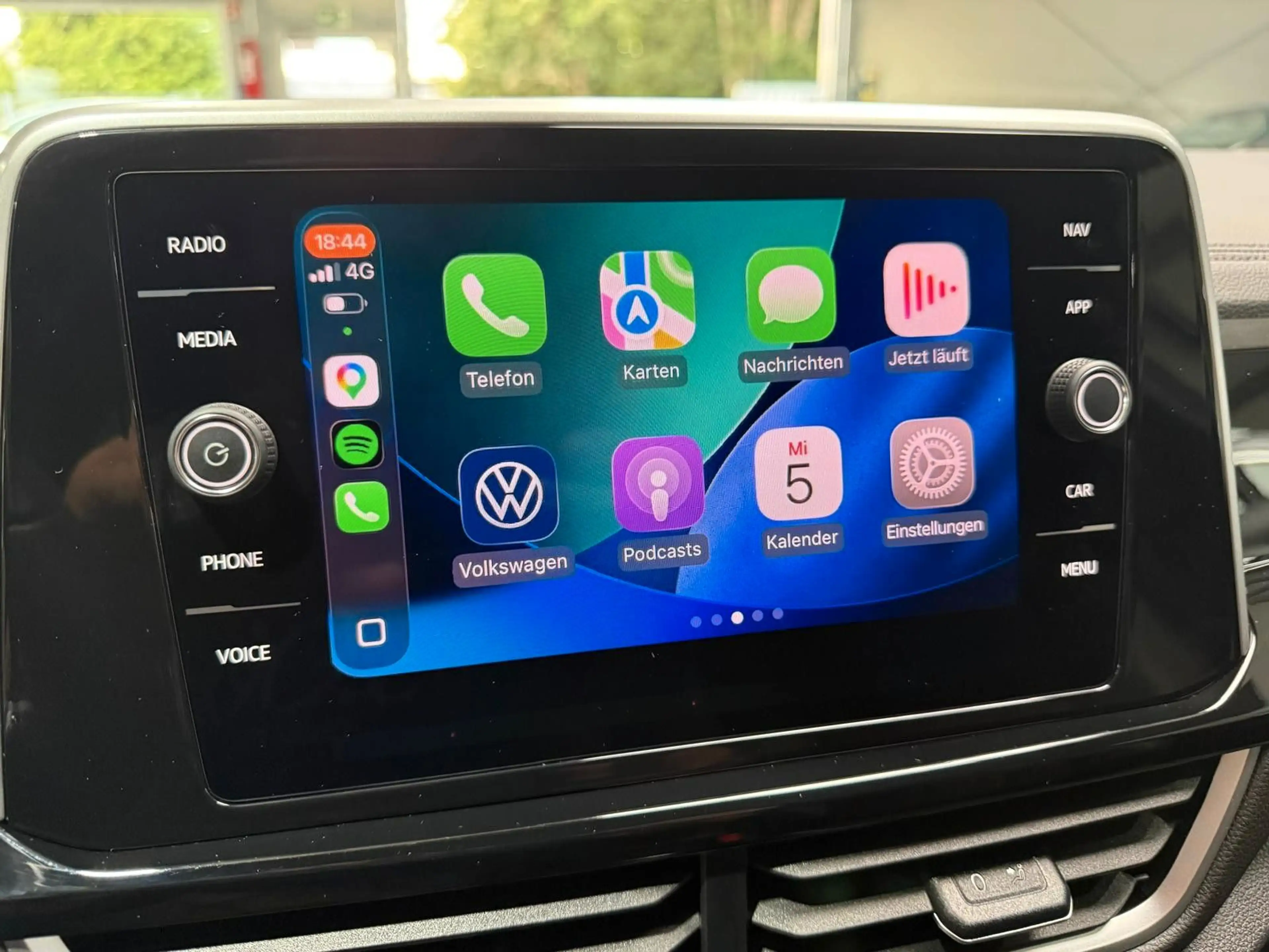 Volkswagen T-Roc 1.5 TSI R-Line ACC SHZ LED IQ-Light APP — photo 14