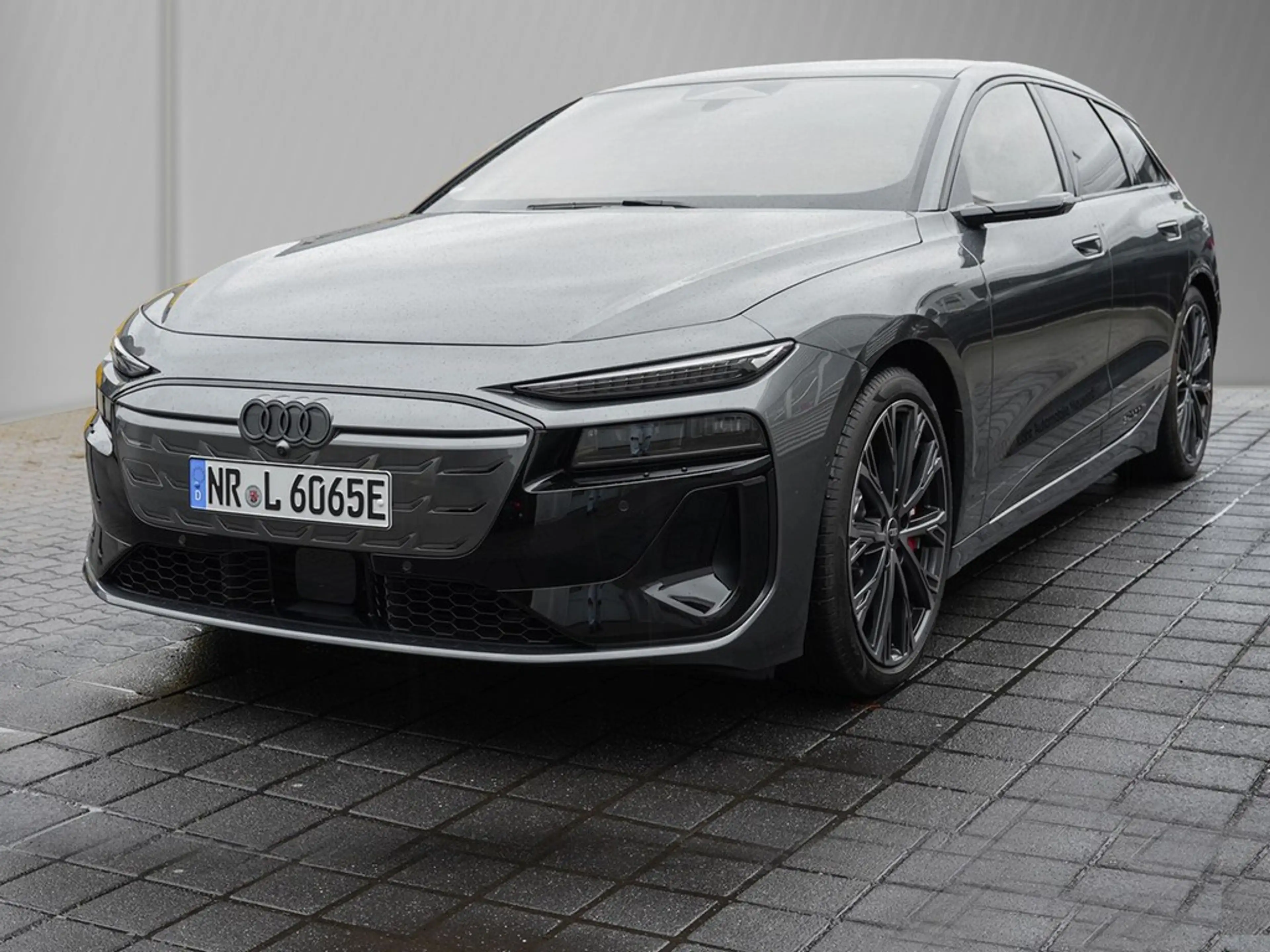Audi S6 e-tron Avant edition one grey Matrix, B+O, — photo 2