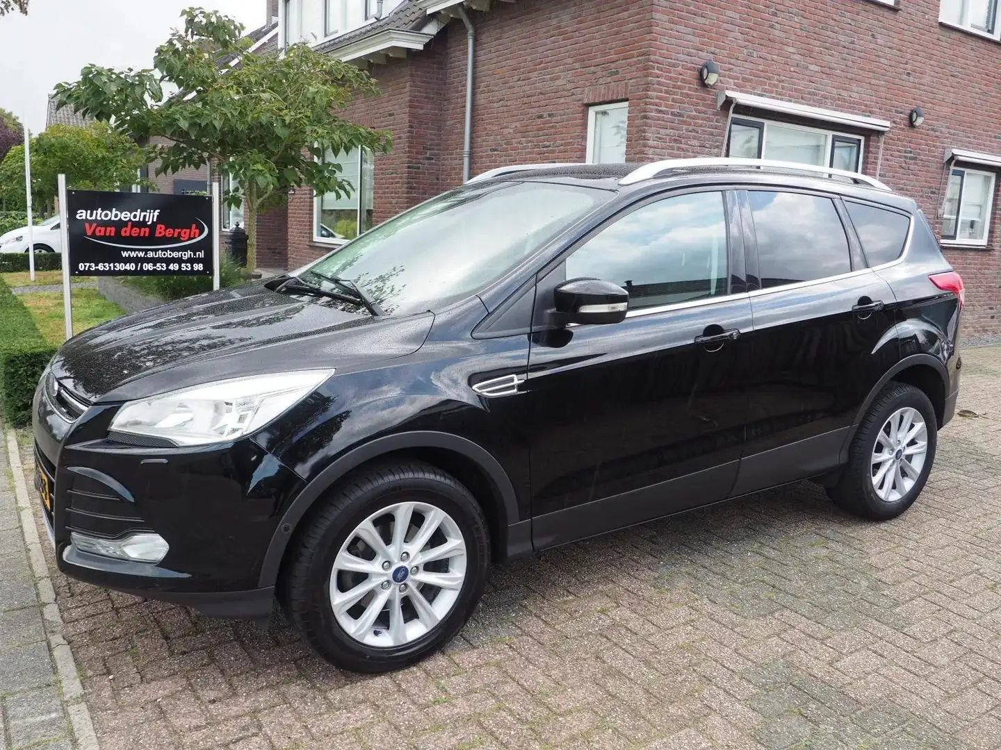 Ford Kuga 1.5 Titanium Zwart - 1