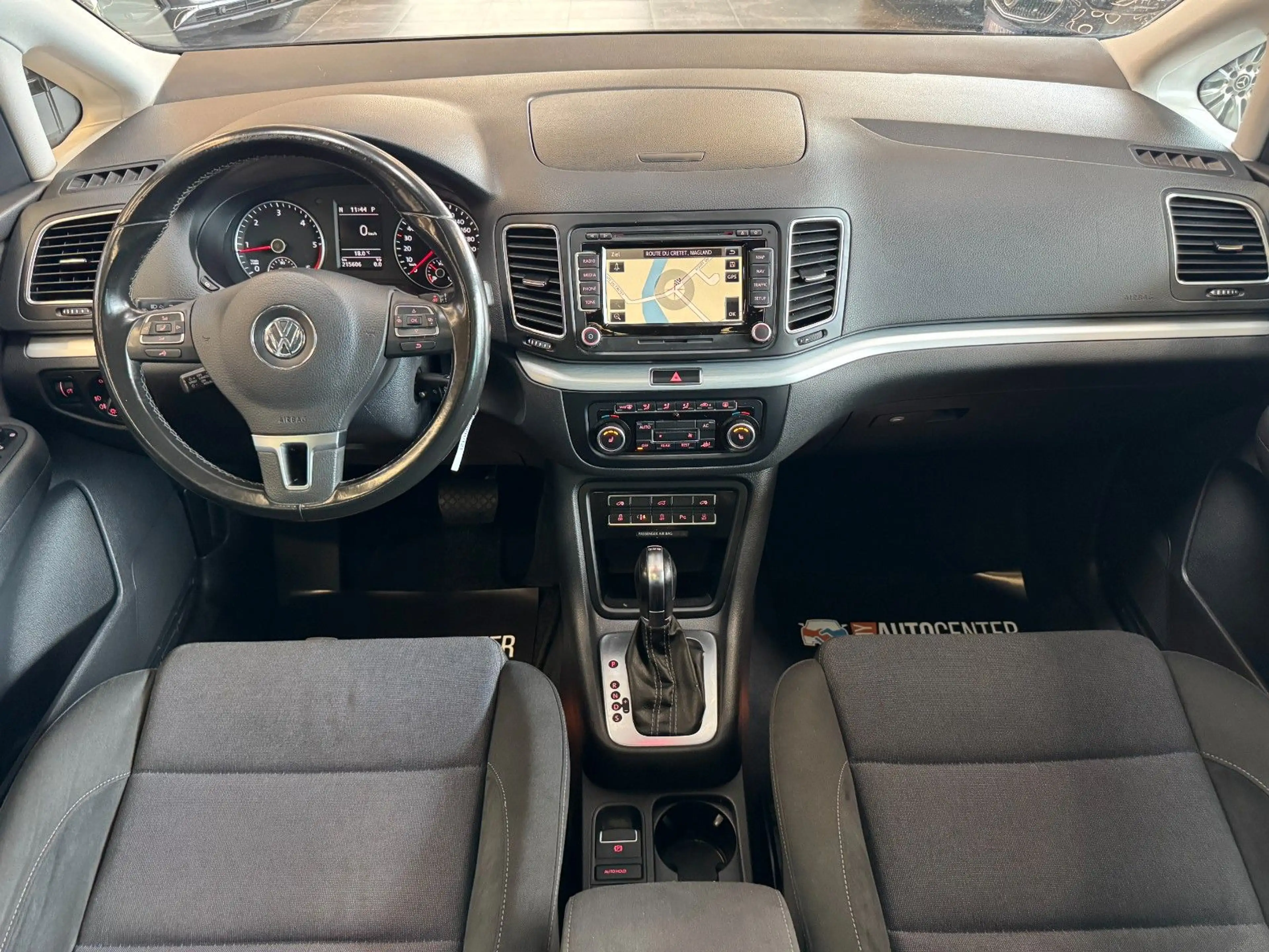 Volkswagen Sharan *7SITZER*AHK*PANO*DCC*PDC*Bi-XENON*TEMPO*N — photo 7
