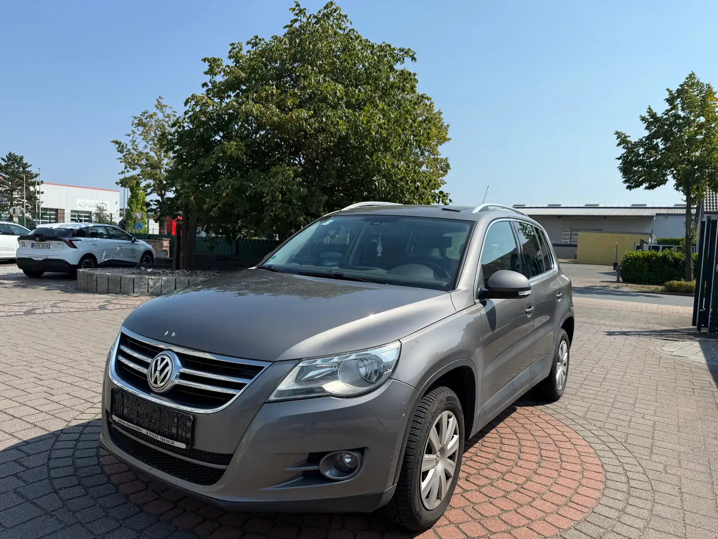 Volkswagen Tiguan Sport 4MOTION PANORAMA+TEMPOMAT+EURO5 Braun - 1