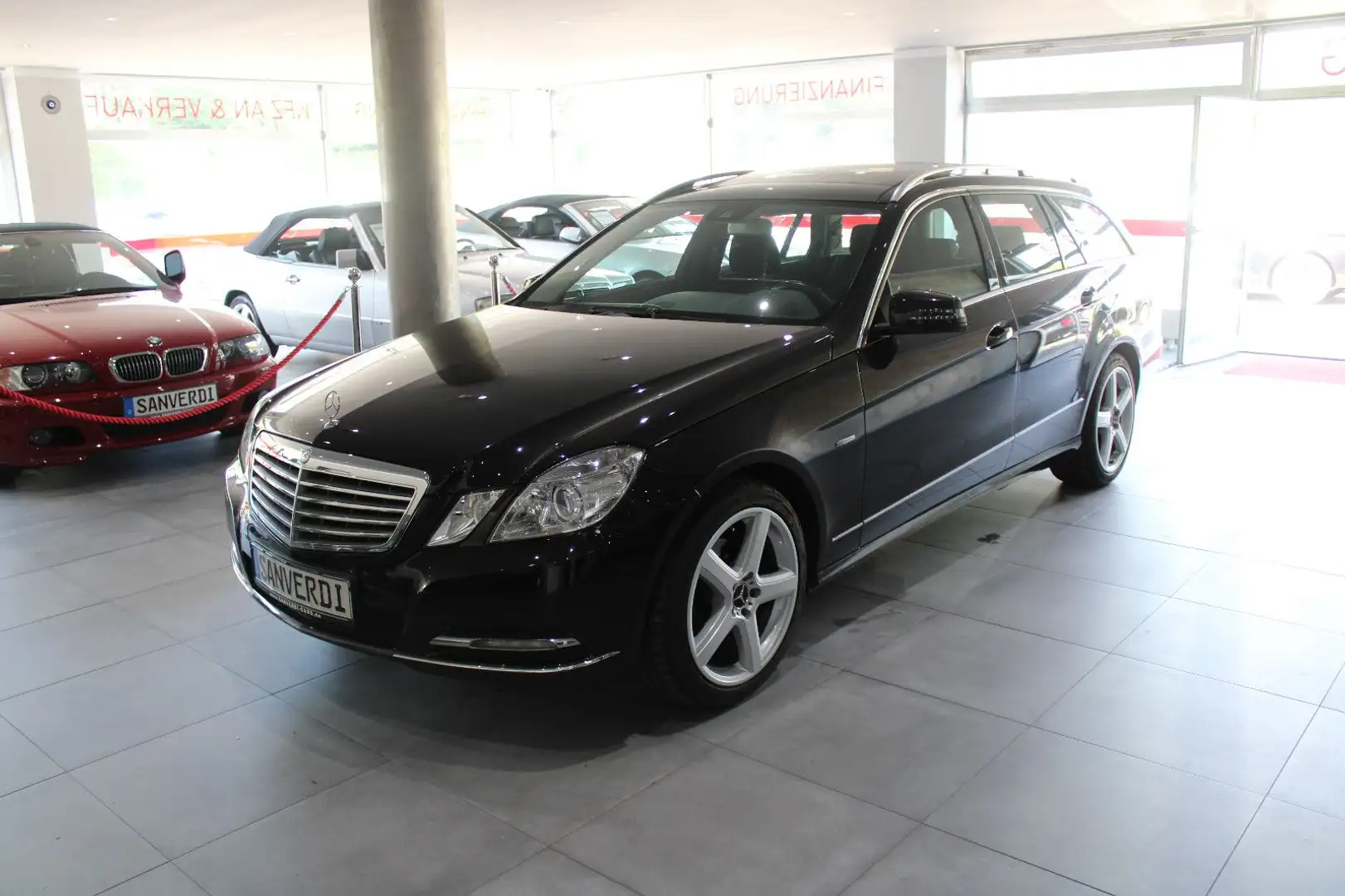 Mercedes-Benz E 200 T BlueEFFICIENCY ELEGANCE XENON LED PANO Schwarz - 1