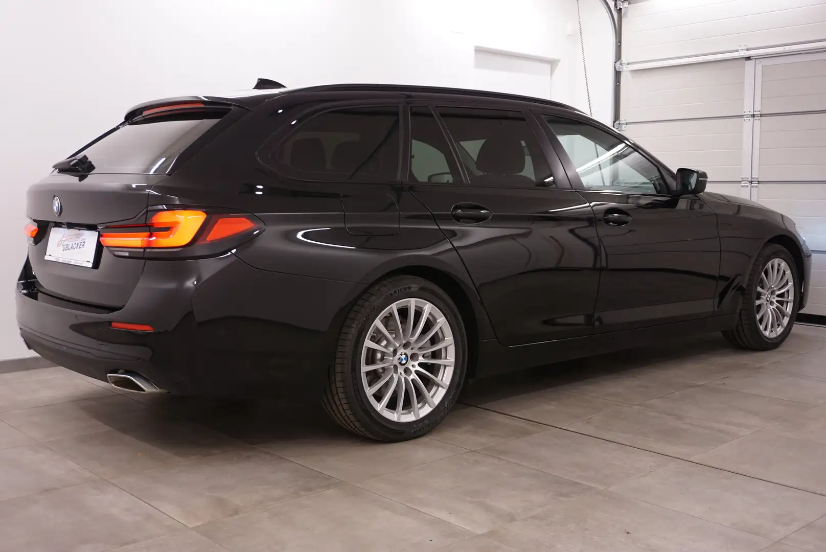 BMW 520 d // Standheizung // shadow line // harman/kardon Schwarz - 2