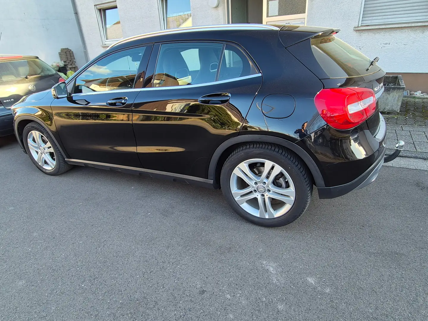 Mercedes-Benz GLA 220 d 4Matic 7G-DCT Schwarz - 2
